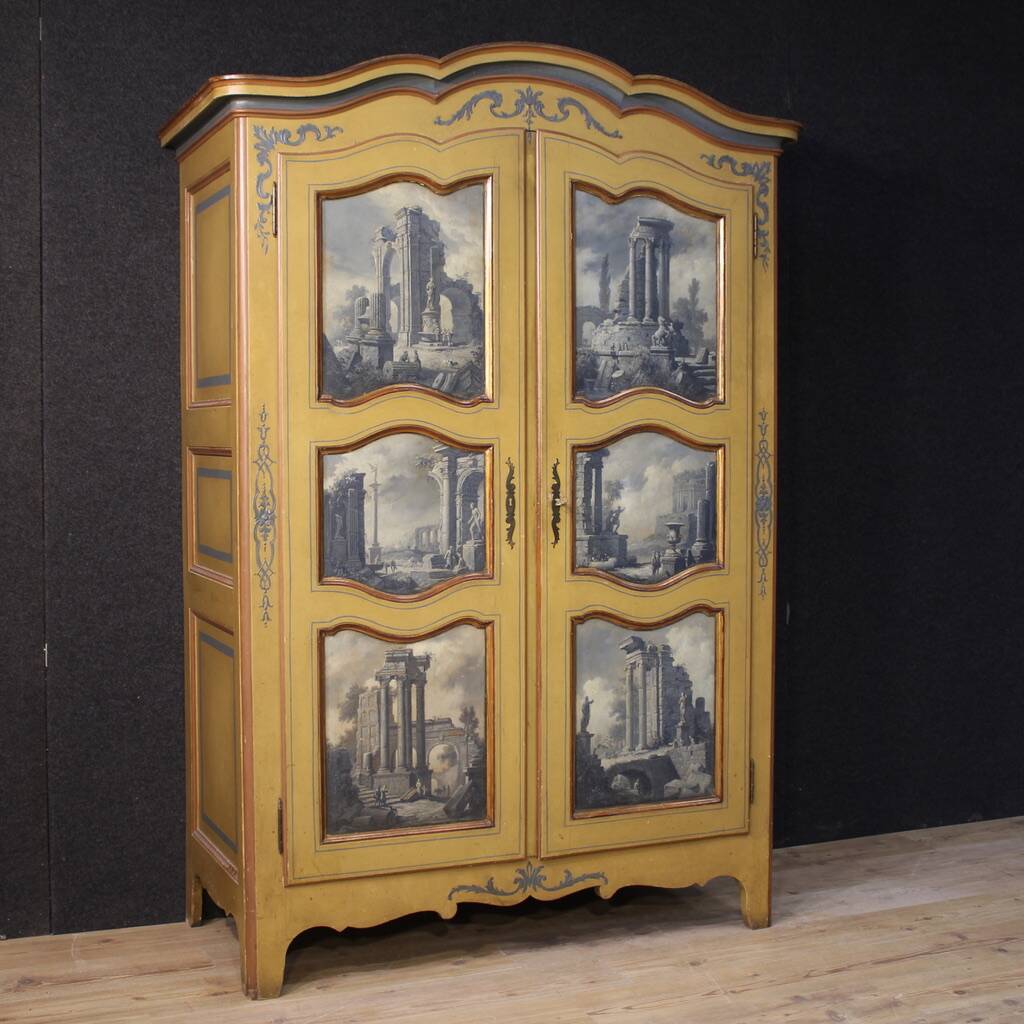 Petite armoire piémontaise laquée, dorée et peinte du 20e siècle.