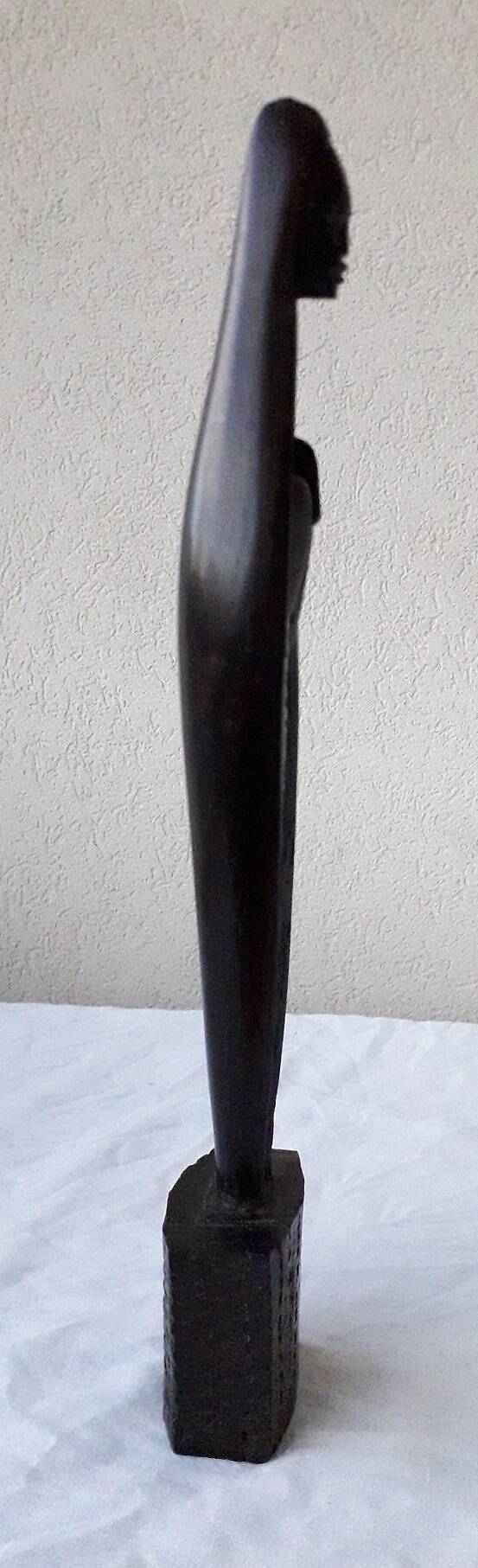 Vierge en bois sculpté