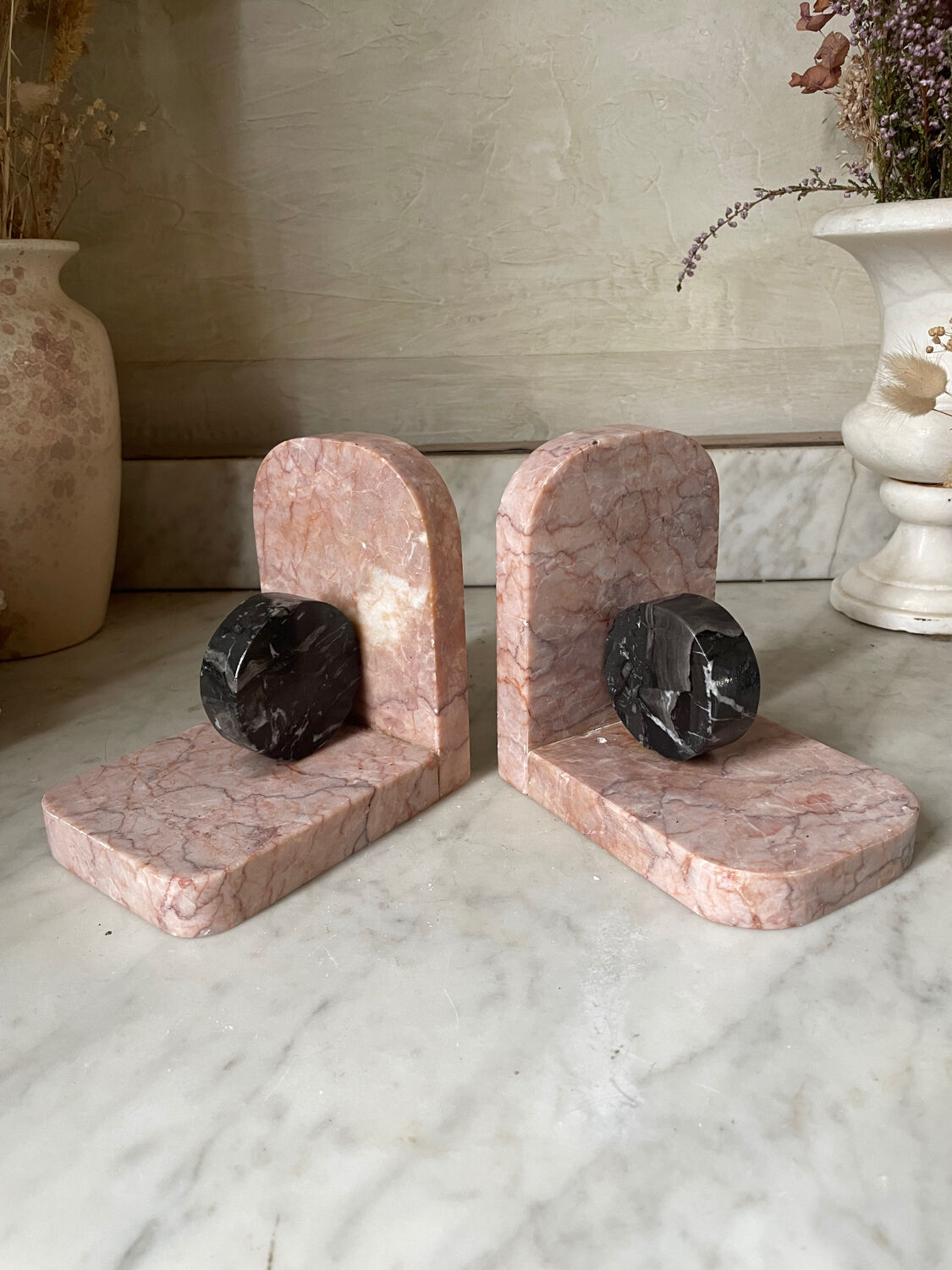 Paire de serre-livres livres en marbre rose et gris