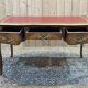 Bureau plat de style régence en placage de bois de rose, travail des années 1950