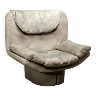 Eye-Catching Italian Grey Leather Lounge Chair by Ammanati & Vitello, 1970s