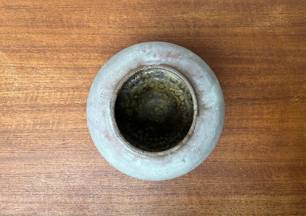 Minimalist vase from a German workshop from the mid-century by Lu and Gerd Grove, 1961.