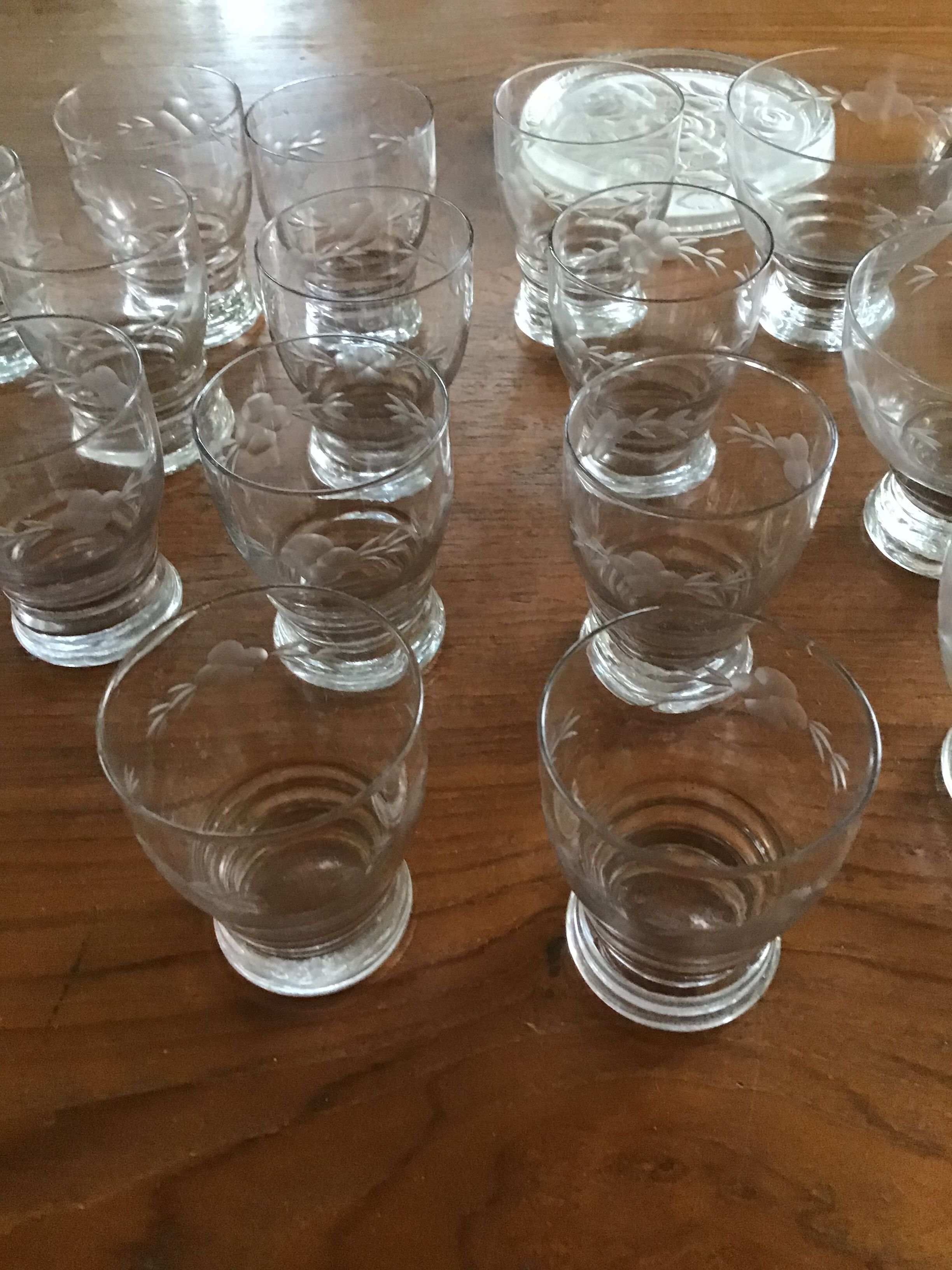 Service de verres avec carafes, pichet et dessous de  bouteille