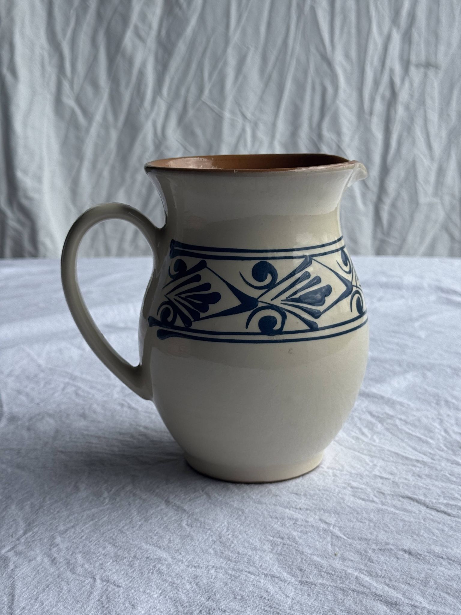 Pichet blanc vintage à frise végétale stylisée bleue H17,5