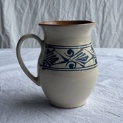 Pichet blanc vintage à frise végétale stylisée bleue H17,5