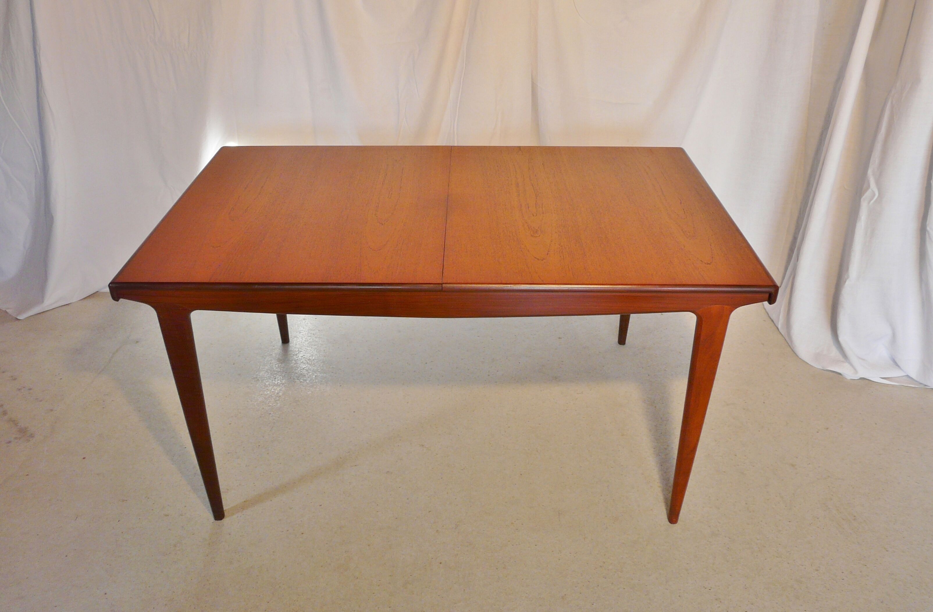 Table expandable teak Younger and four chairs