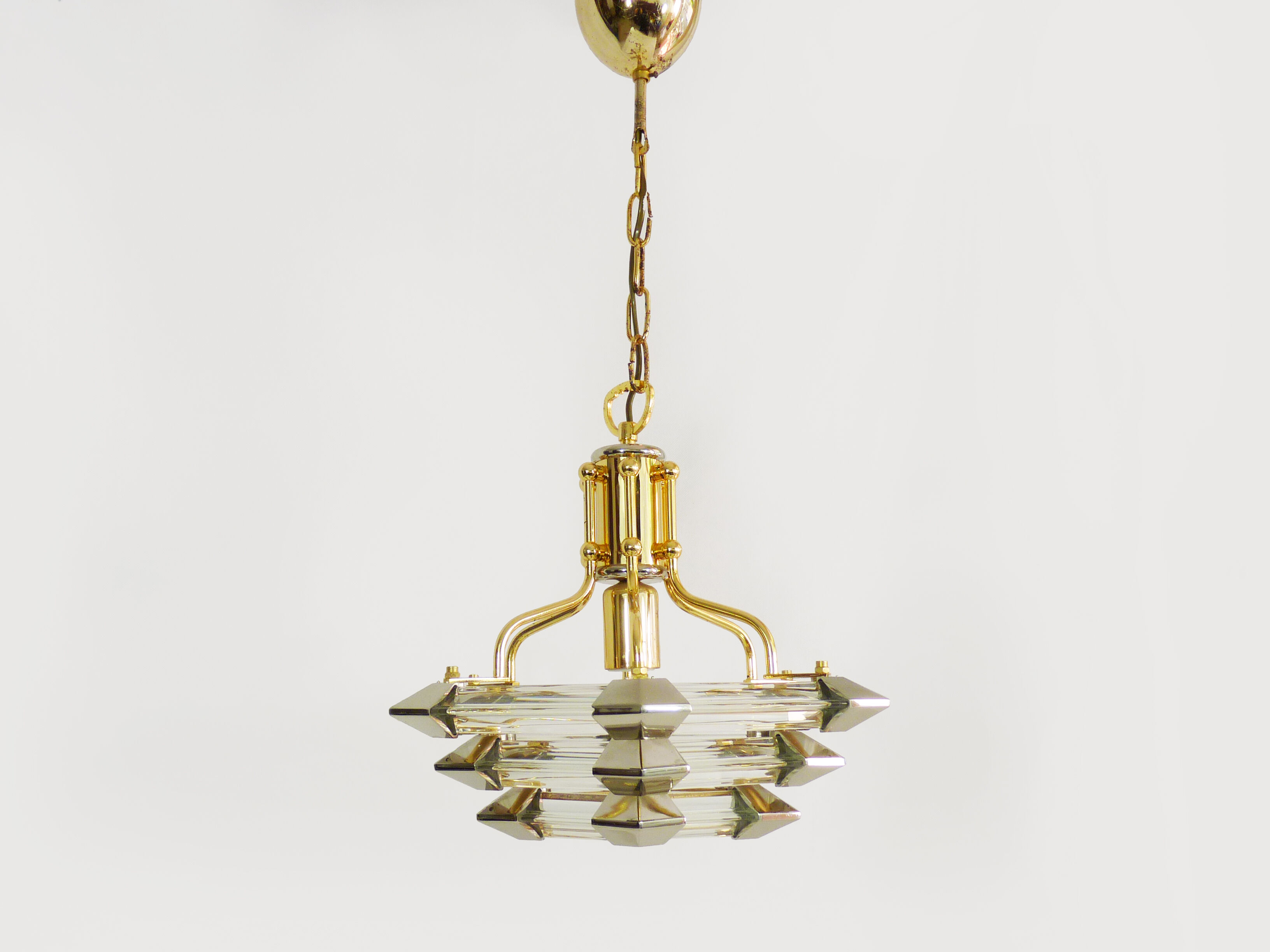 Lustre vintage design en laiton et verre lustre 3 niveaux. Année 70