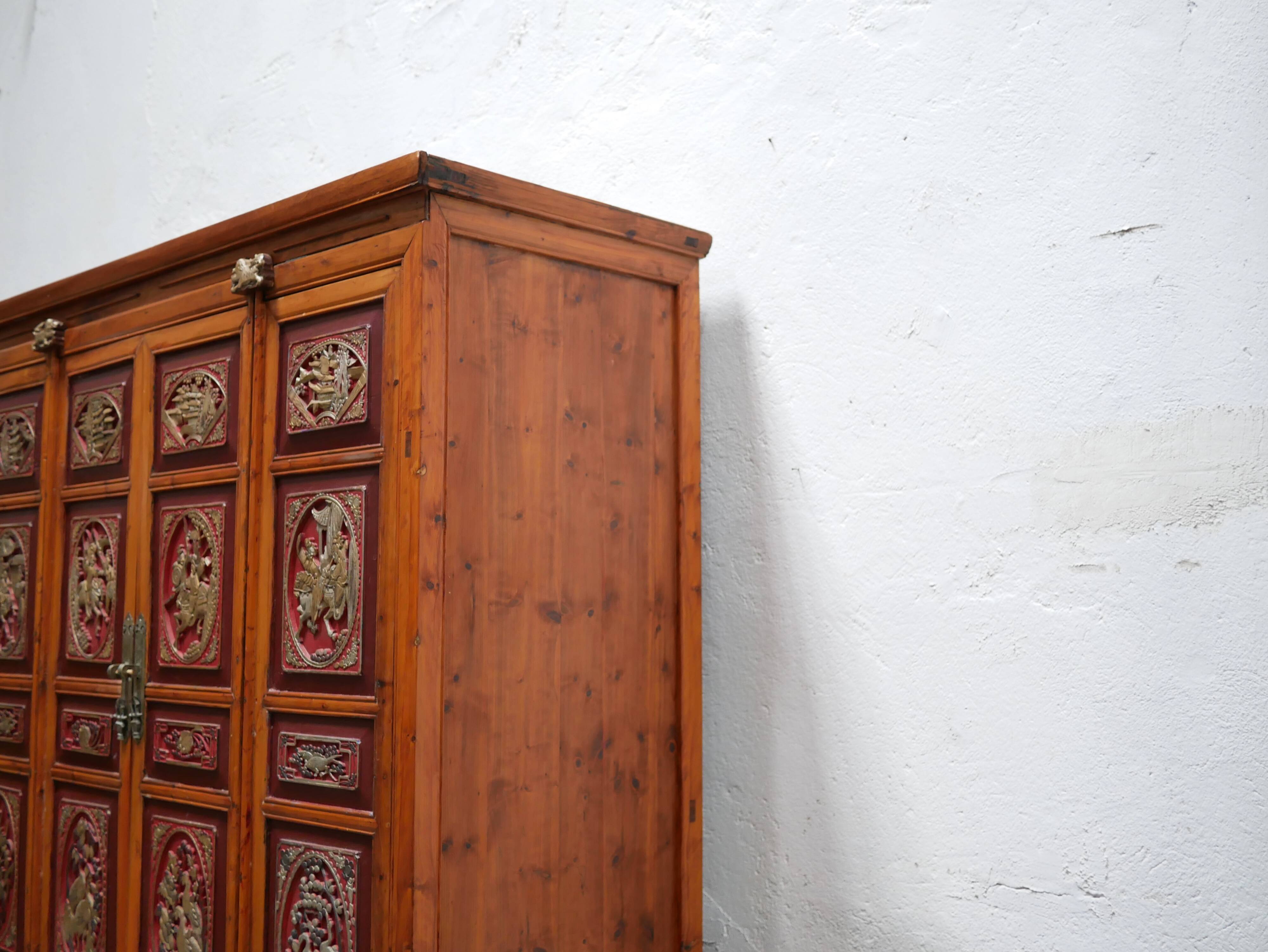 Armoire de mariage chinoise ancienne en orme sculpté et laqué – École de Ni