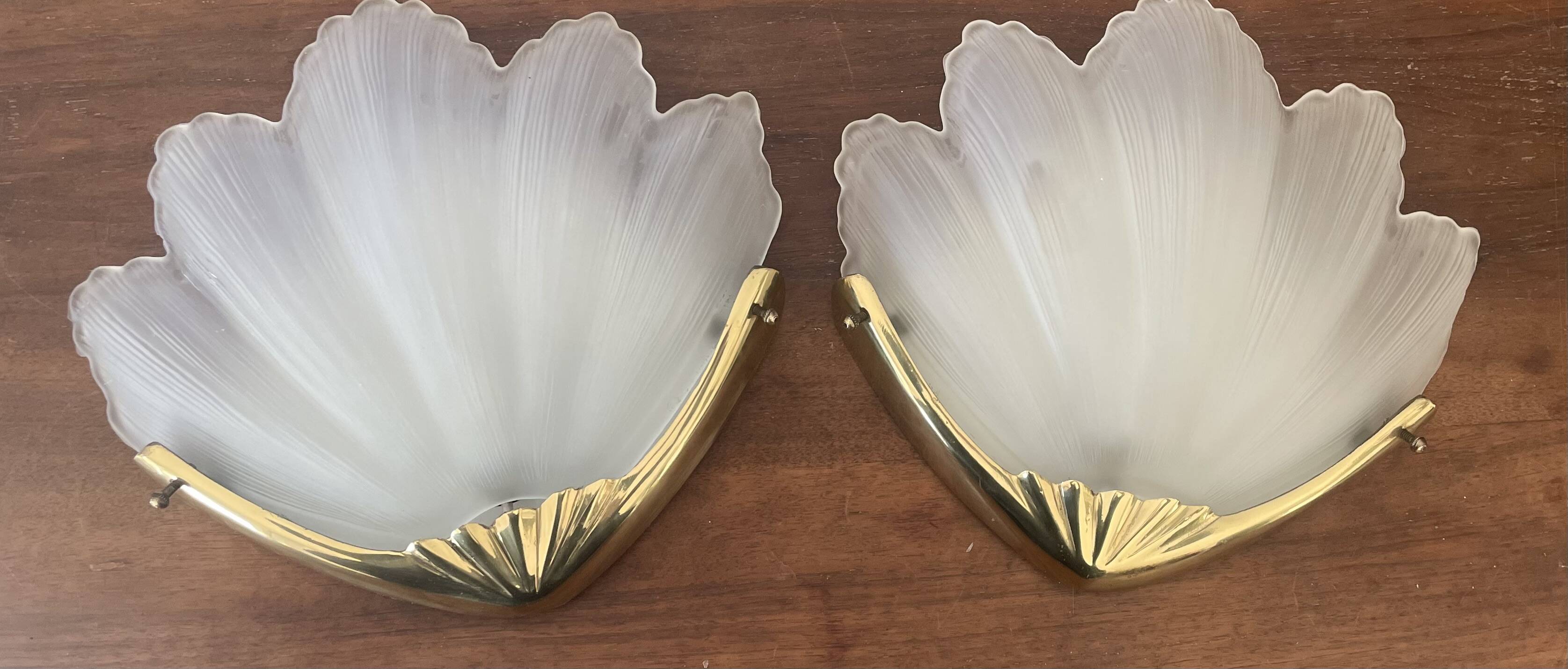 Paire d’appliques vintage en verre dépoli et laiton