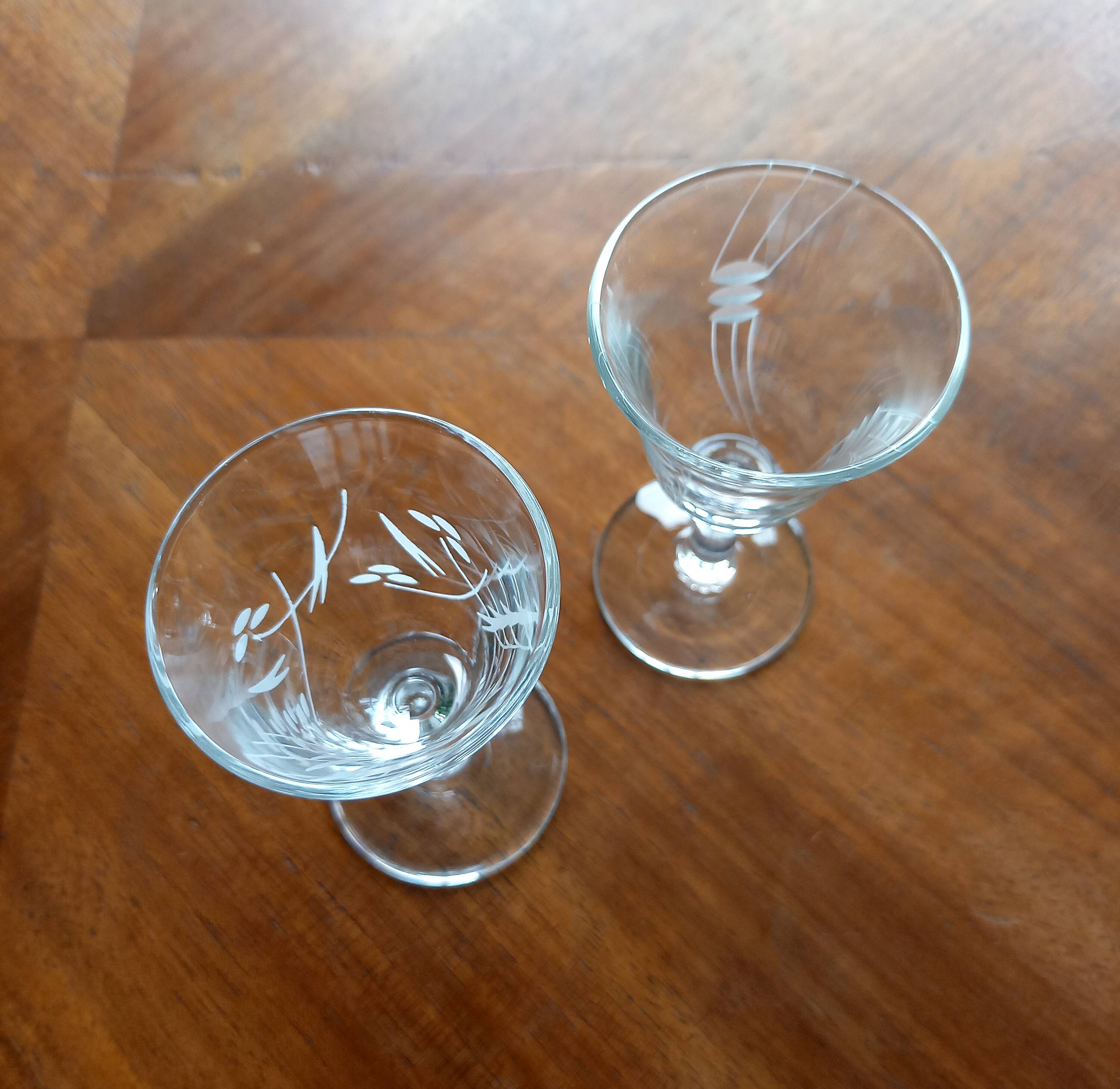 Set of 8 engraved glasses old with liquor or digestive 50s