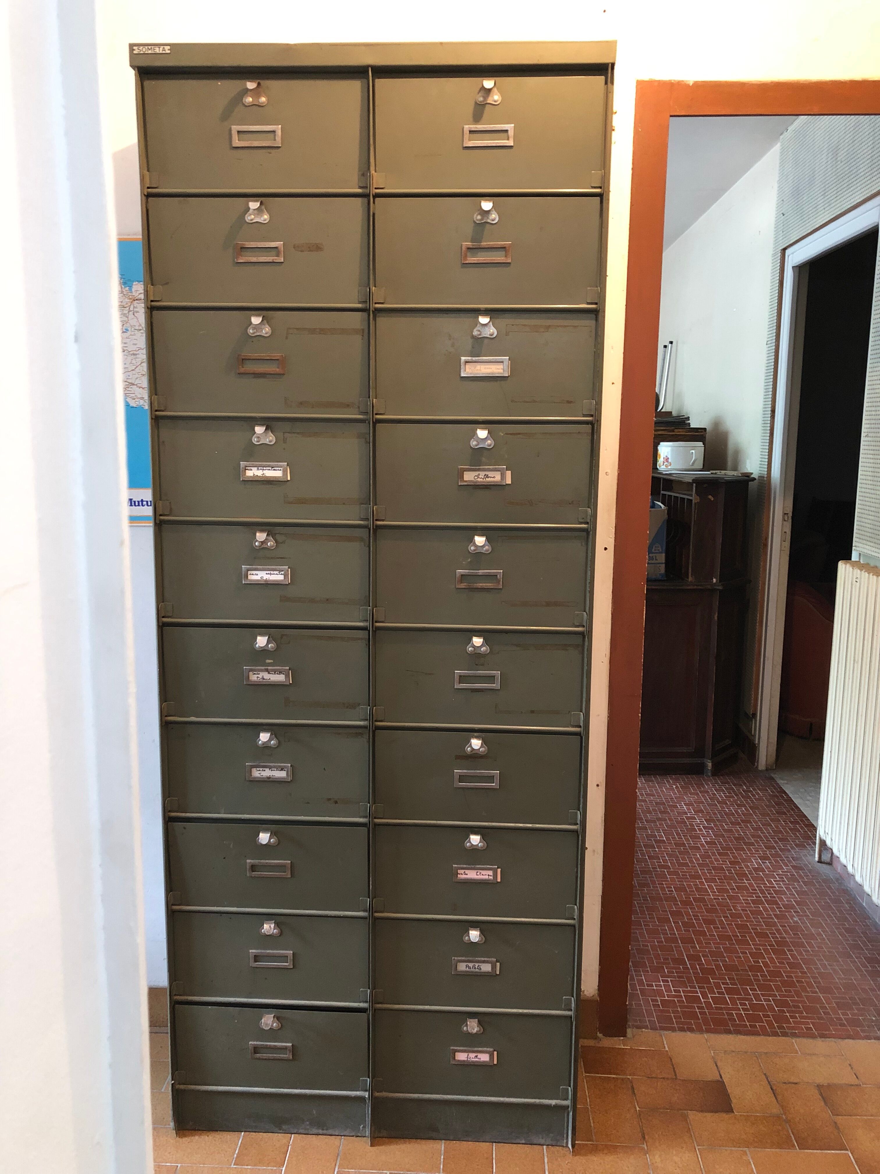 Industrial locker cabinet with valves