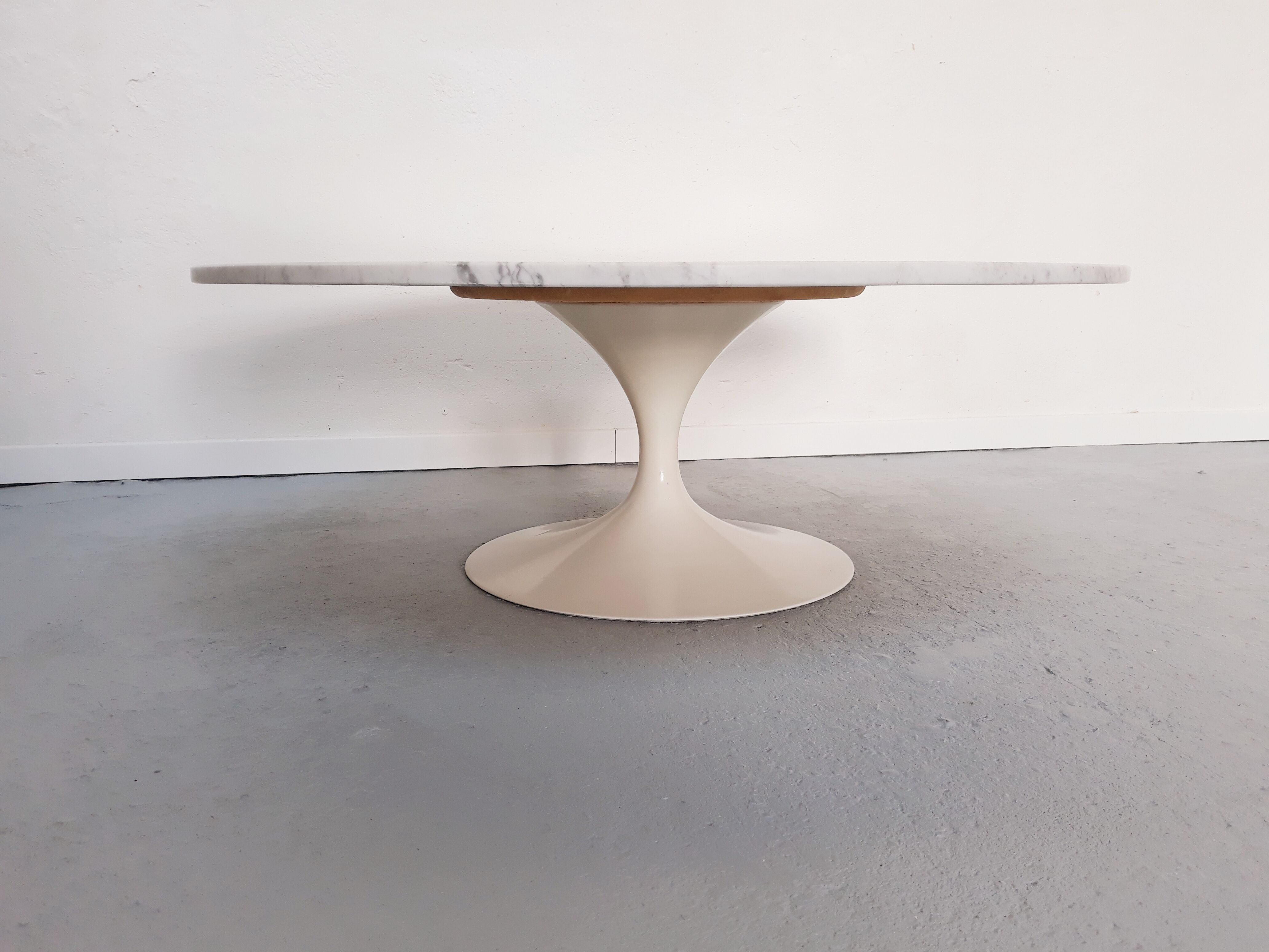 Tulip coffee table by Eero Saarinen for Knoll International