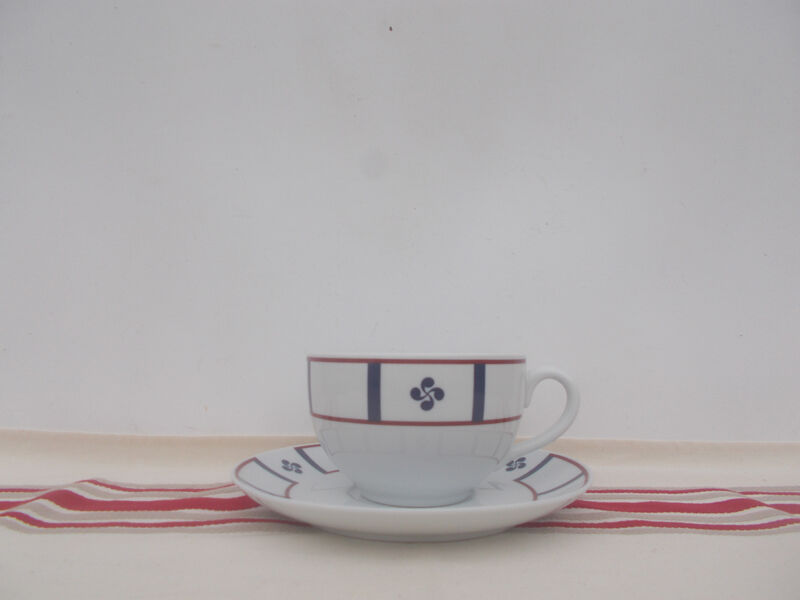 Kiddush Ensemble Tasse Et Fontaine – Yair Emanuel Lot De 6 Tasses Pour Enfant Plateau En Nickel Martelé Multicolore (plié