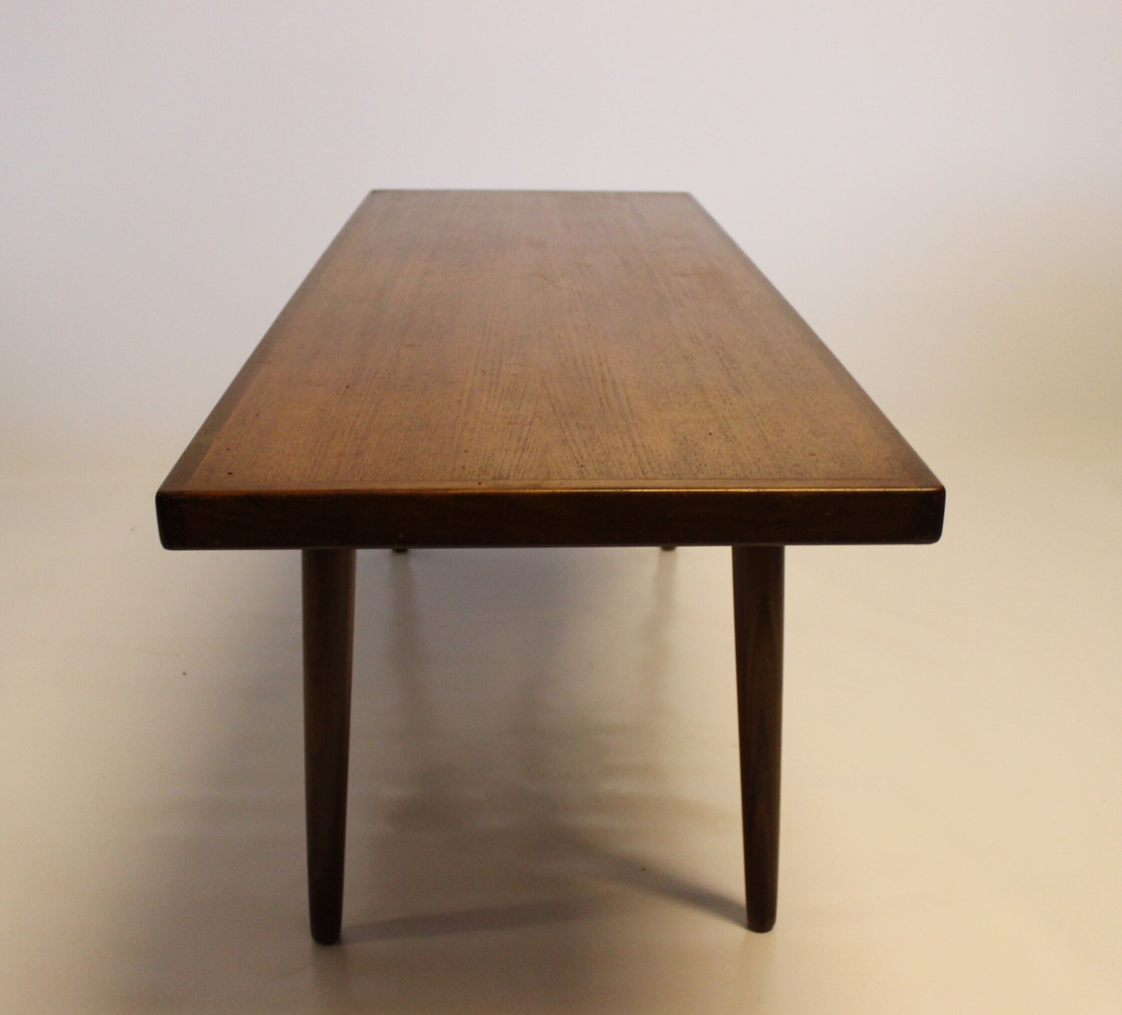 Table basse en teck de conception danoise des années 1960.