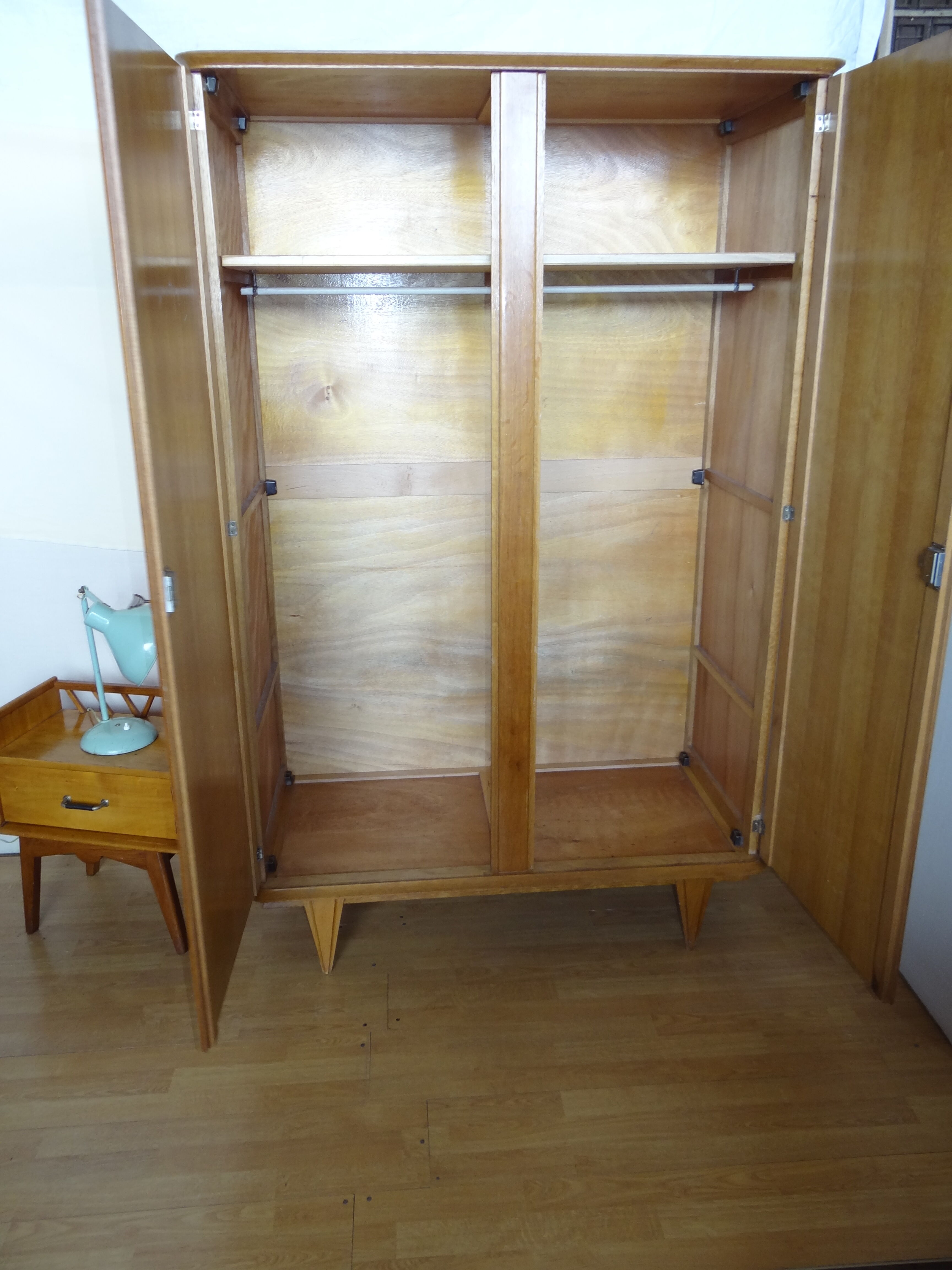 Armoire parisienne en chêne clair 1950 pied compas
