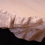 Table basse design effet roche travertin — pièce unique sculptée main