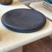 Plateau plat assiette donut en marbre noir poli  sculptural vintage vide po