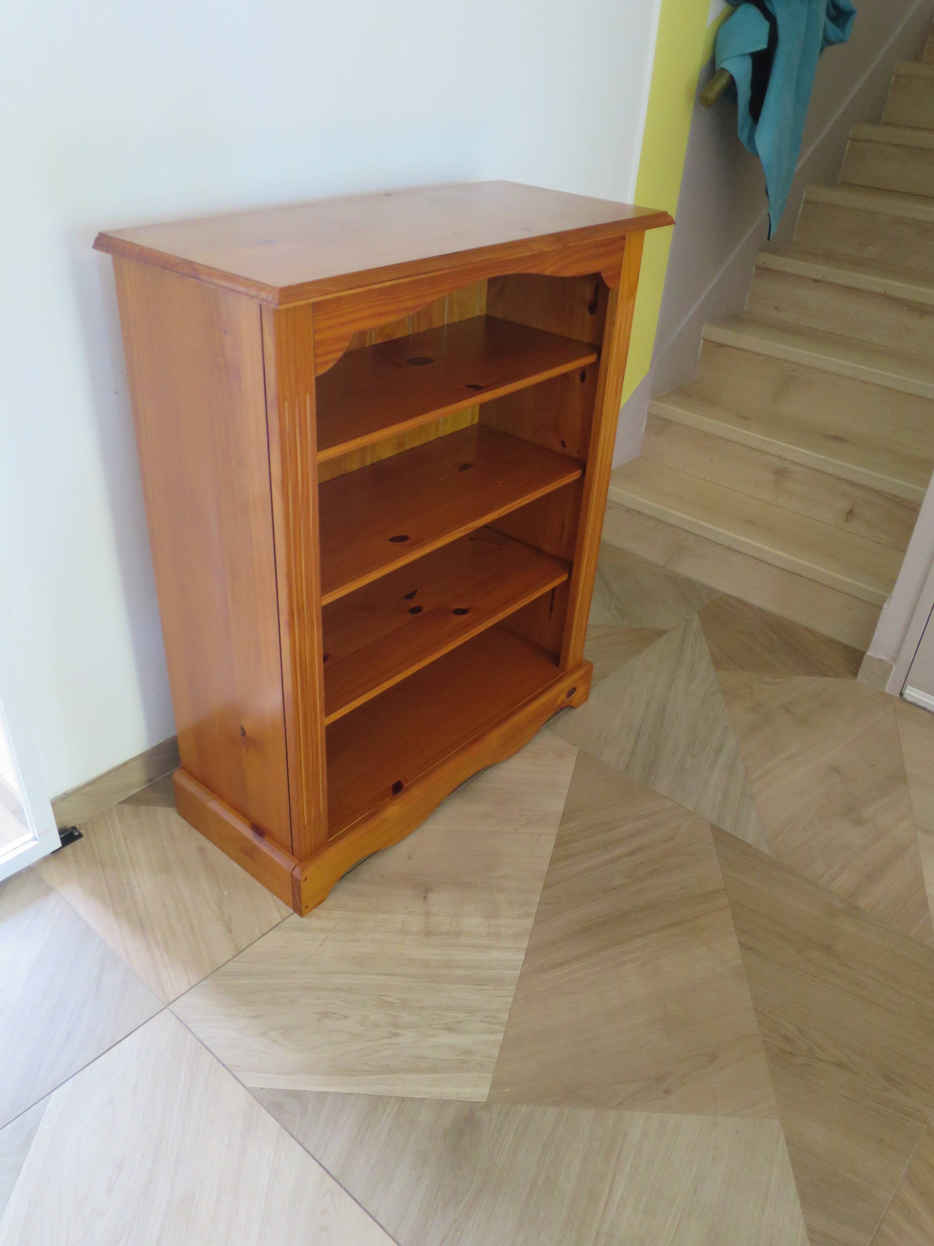 Solid wood bookshelf