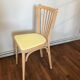 Chaise en bois et skaï jaune