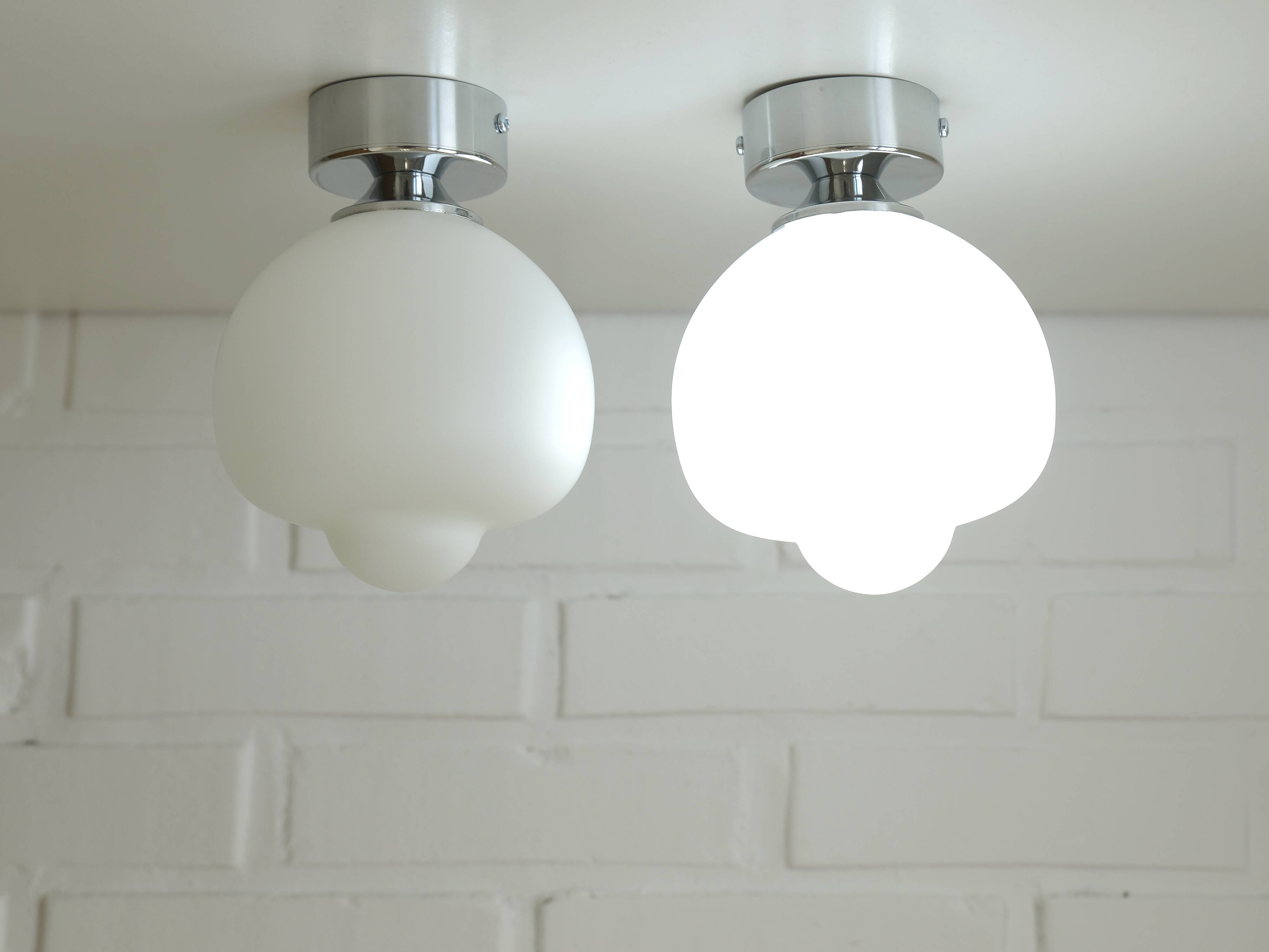 2 appliques, plafonniers en verre opalin