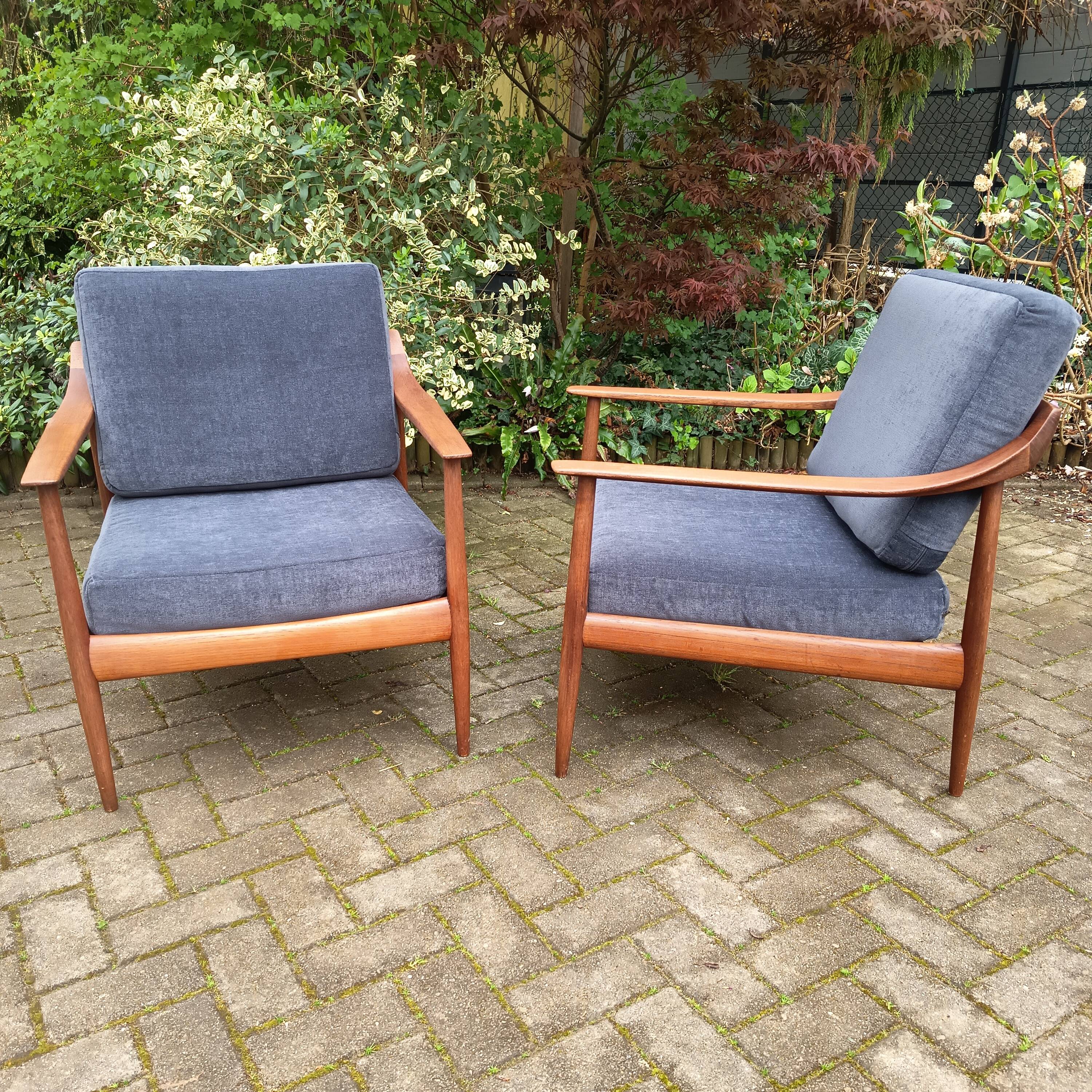 Pair of Knoll Antimott armchairs, 1960