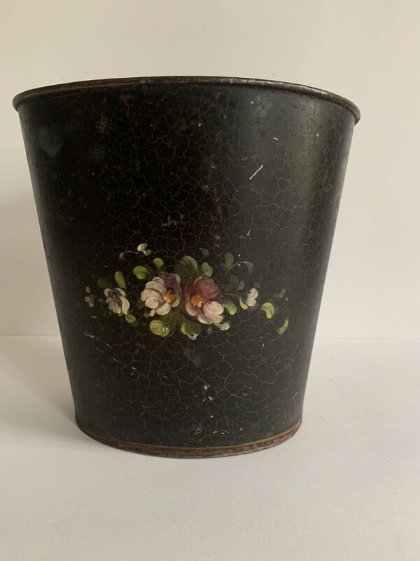 Corbeille à papier Napoléon III en tôle noire et fleurs peintes, 19e siècle