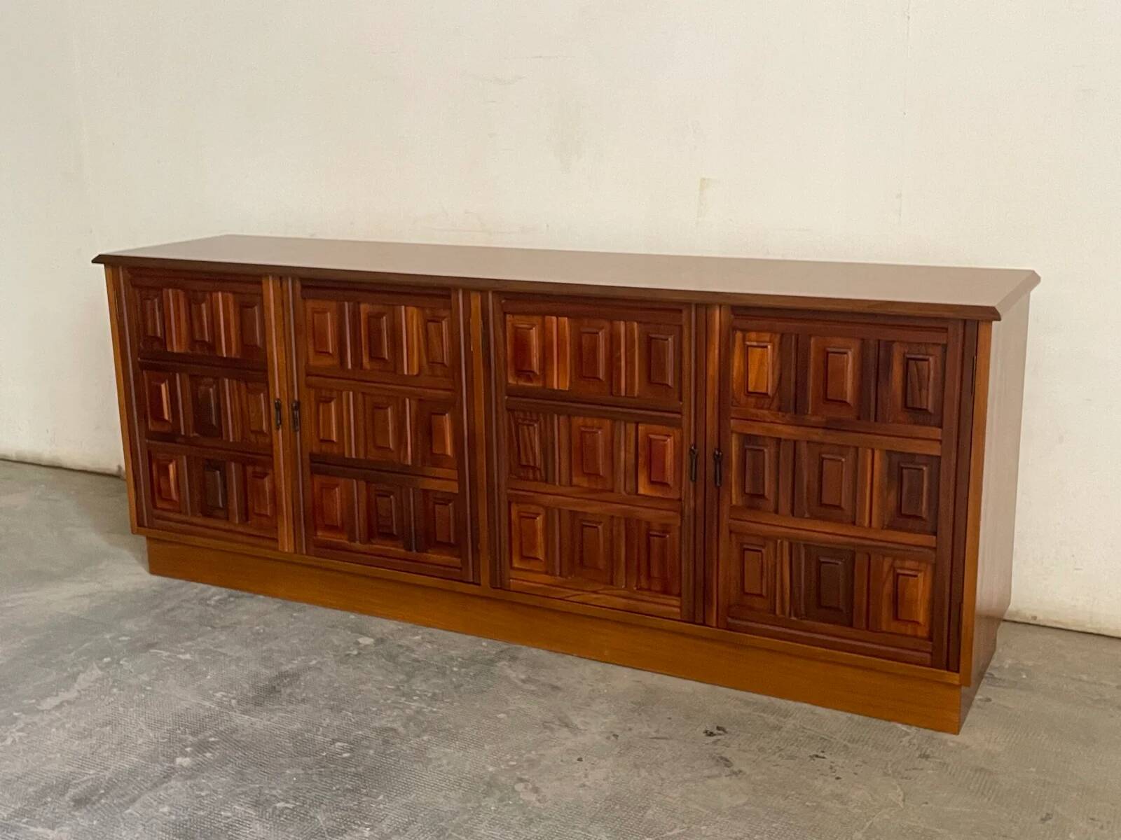 Buffet brutaliste espagnol