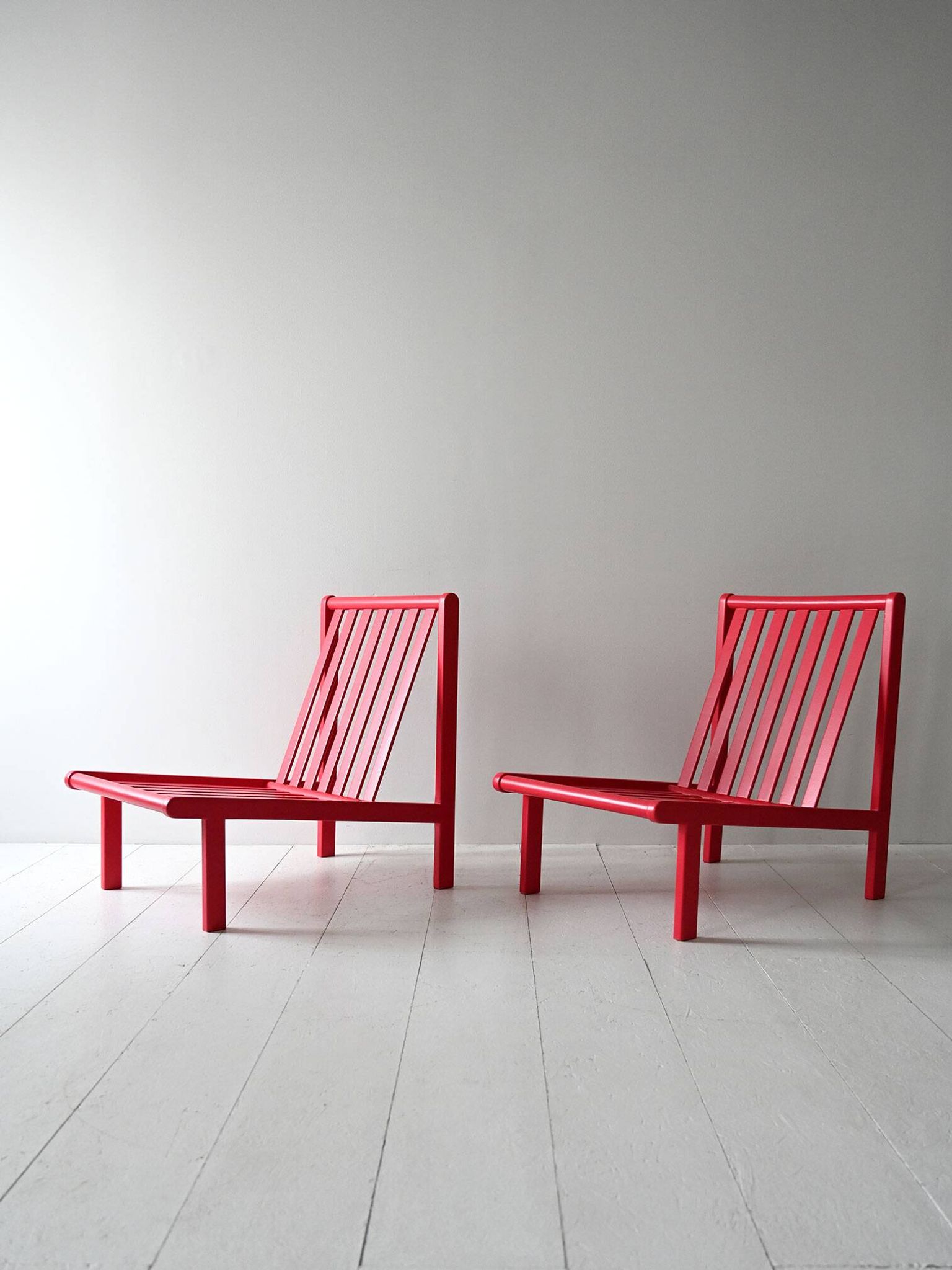 Paire de chauffeuses scandinaves vintage rouge et écru