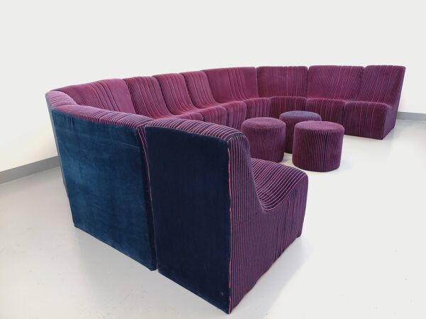 Canapé modulable vintage Snake composé de 11 modules chauffeuses et 3 poufs en tissu velours