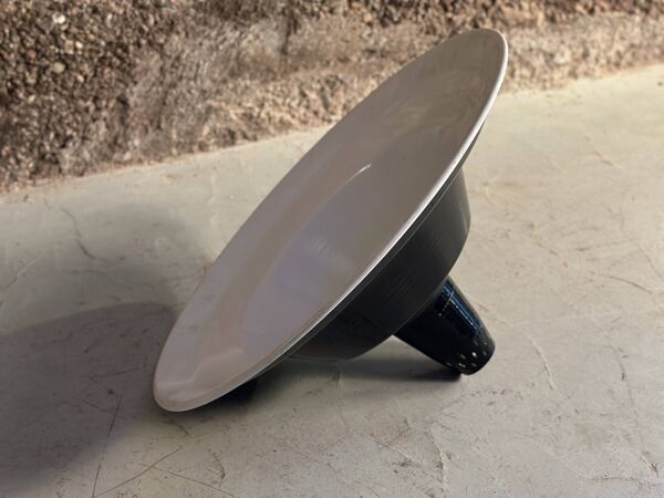 Grand abat-jour de suspension industrielle en tôle émaillée noire