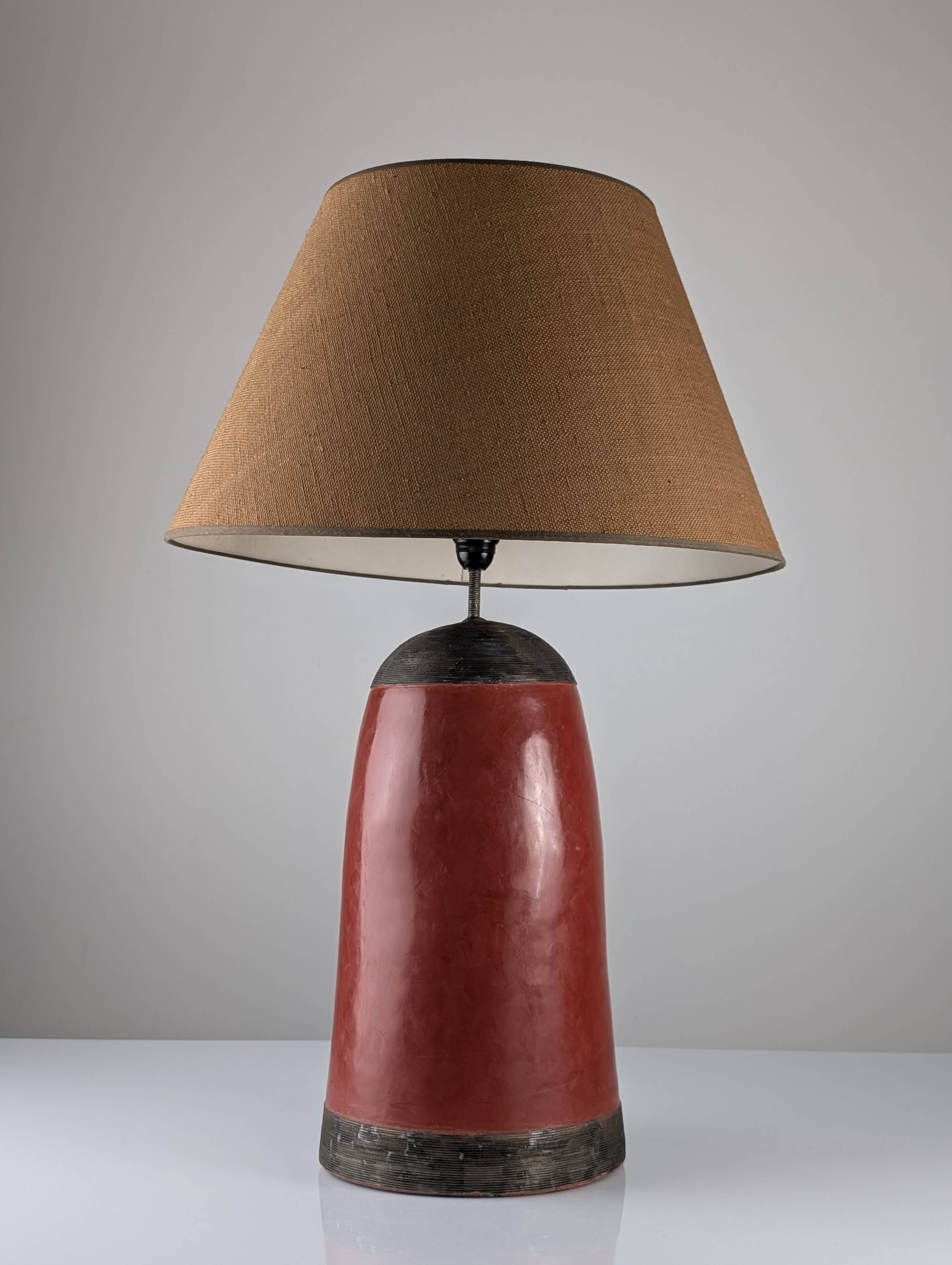 Lampe de table en terre cuite rouge avec filigrane en métal, design vintage des années 1980