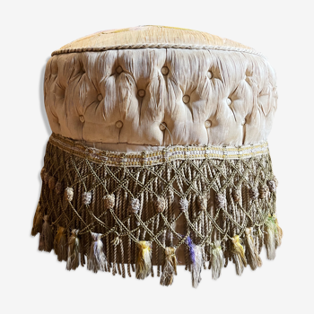 Pouf d'époque Napoléon III en tissu capitonné d'origine à roulettes