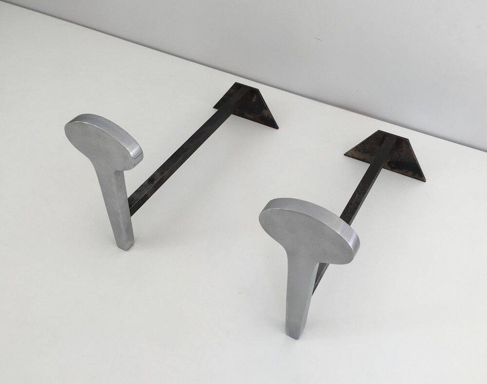 Paire de chenets modernistes en acier chromé et fer forgé