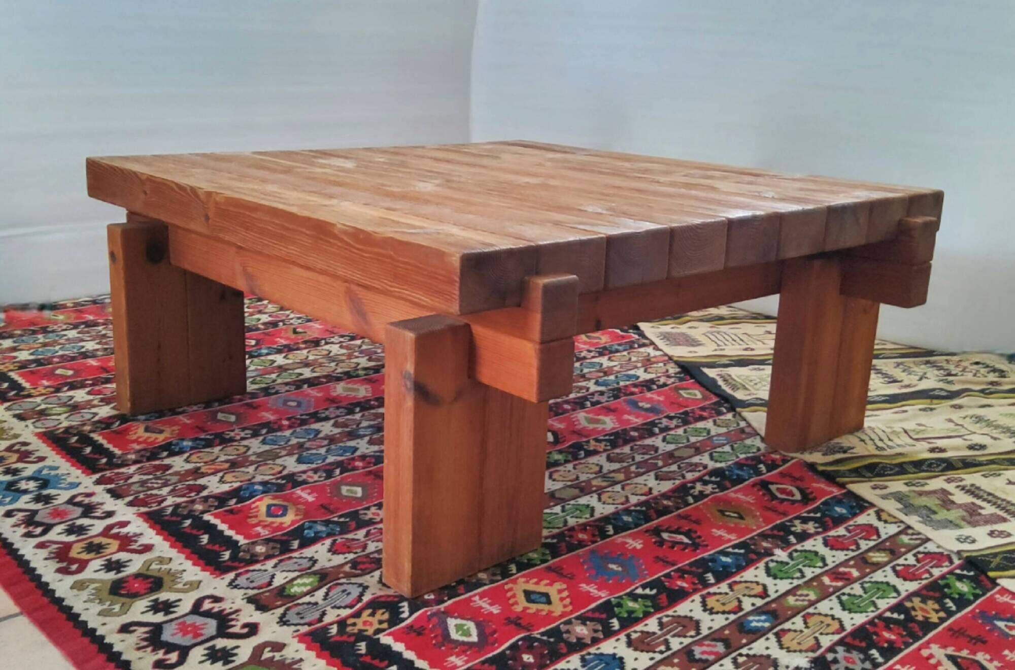 Scandinave table basse brutaliste en pin massif -  1960–1970