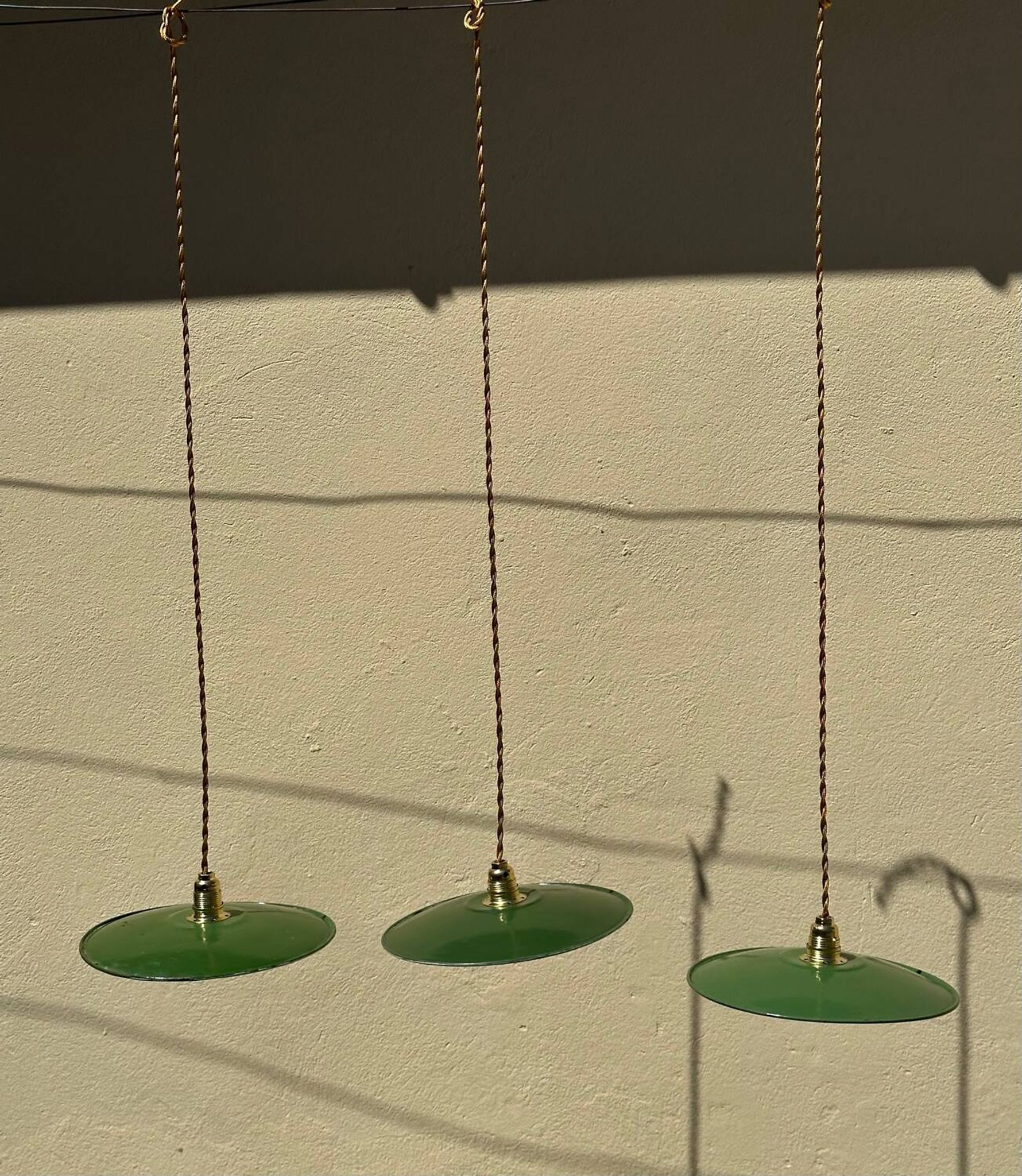 Vintage trio suspension lampshade in green and white enamelled metal.