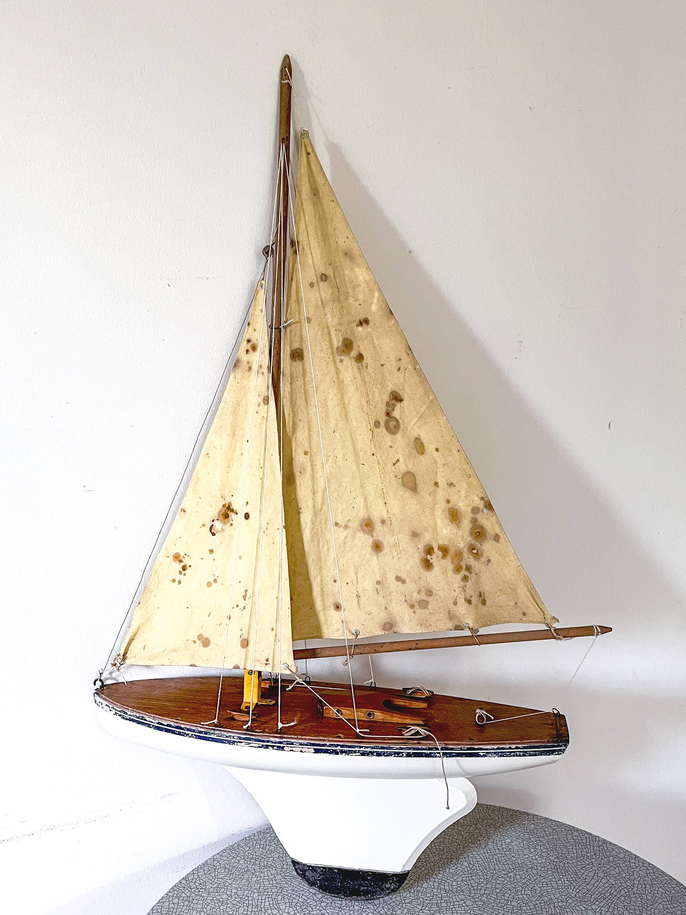 Borda wooden pond sailboat "Le Chat", navigable antique toy.