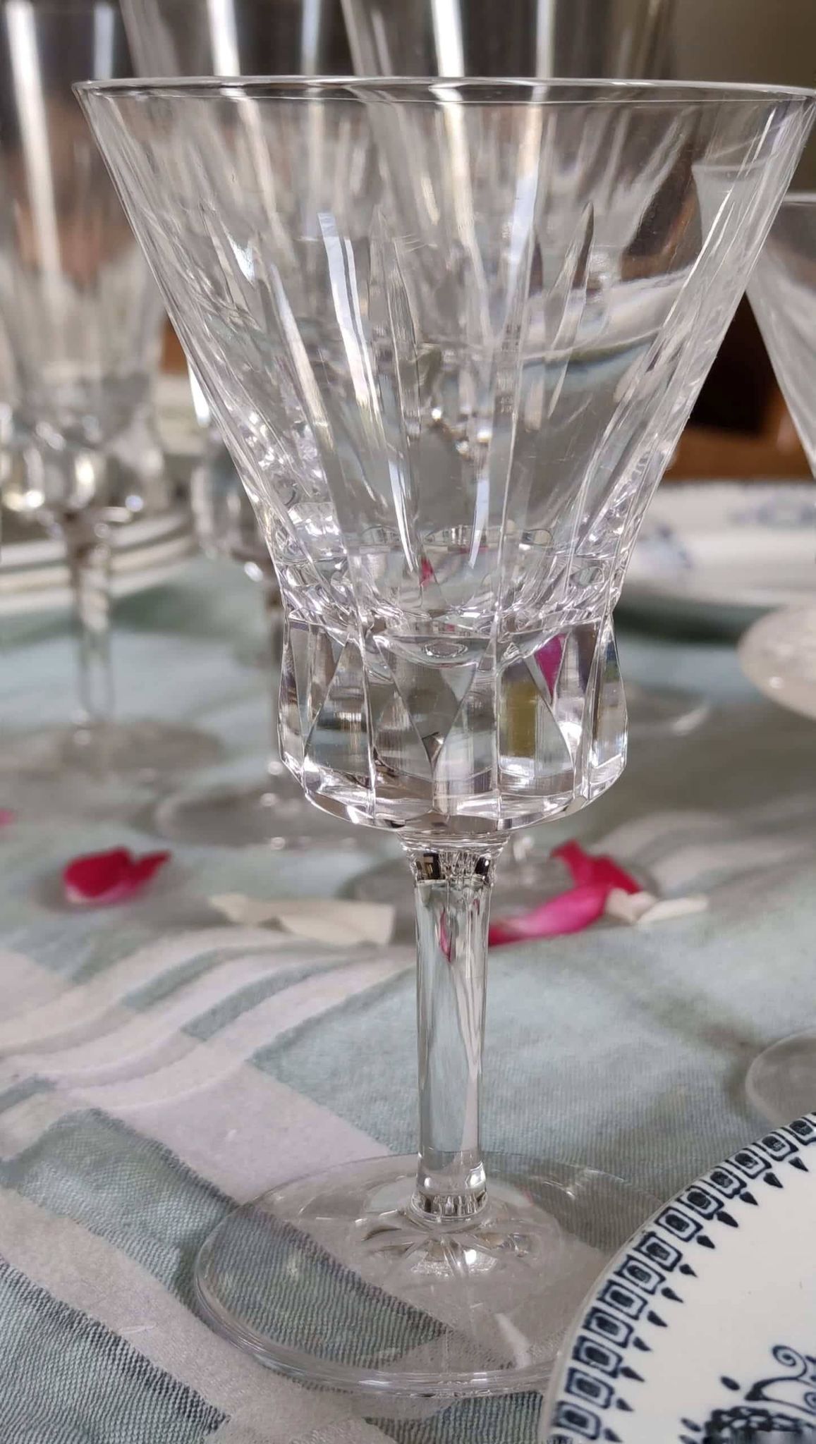 Service of 12 pieces, white and red wine, Bayel crystal.