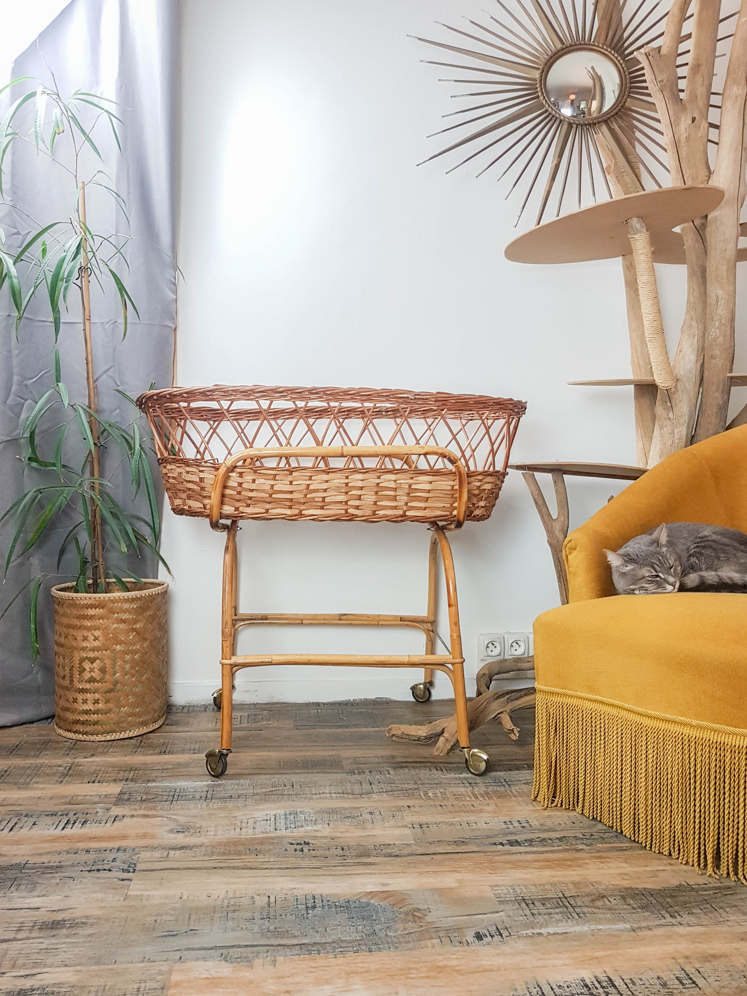 Couffin on foot in vintage rattan 50s