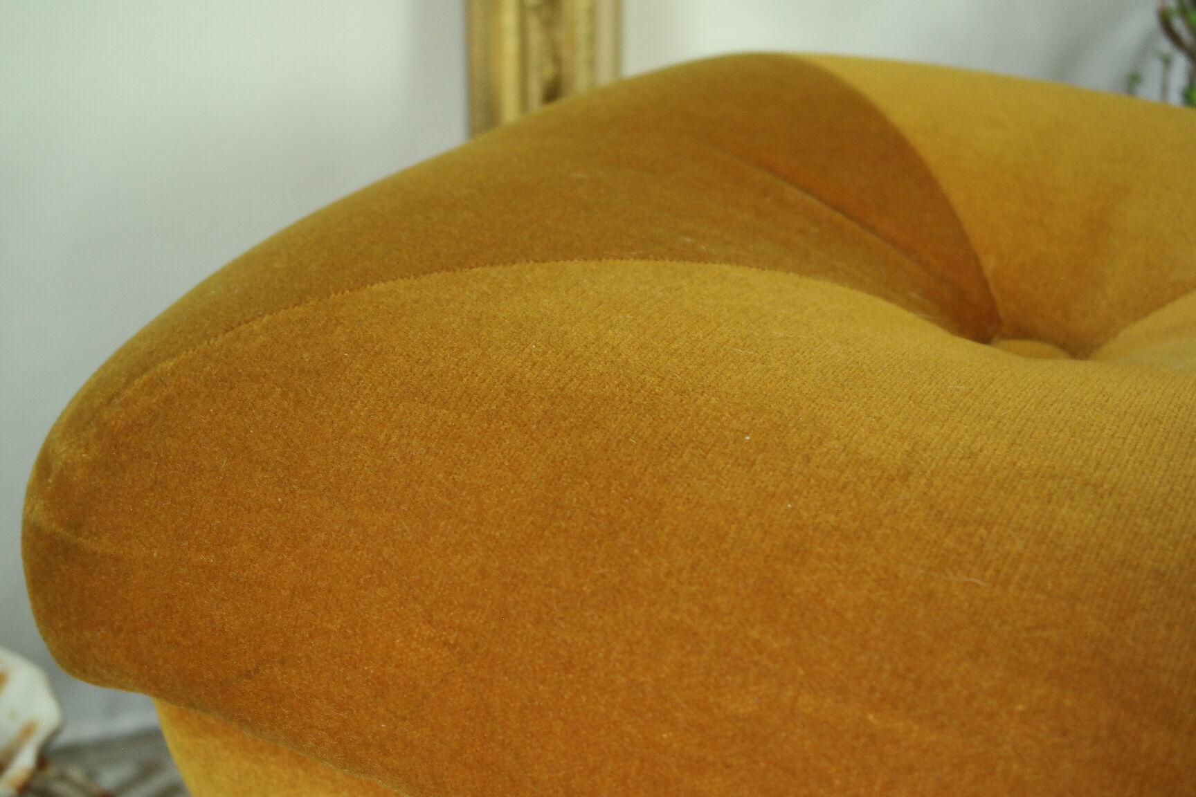Pouf coffre vintage velours ocre et passementerie