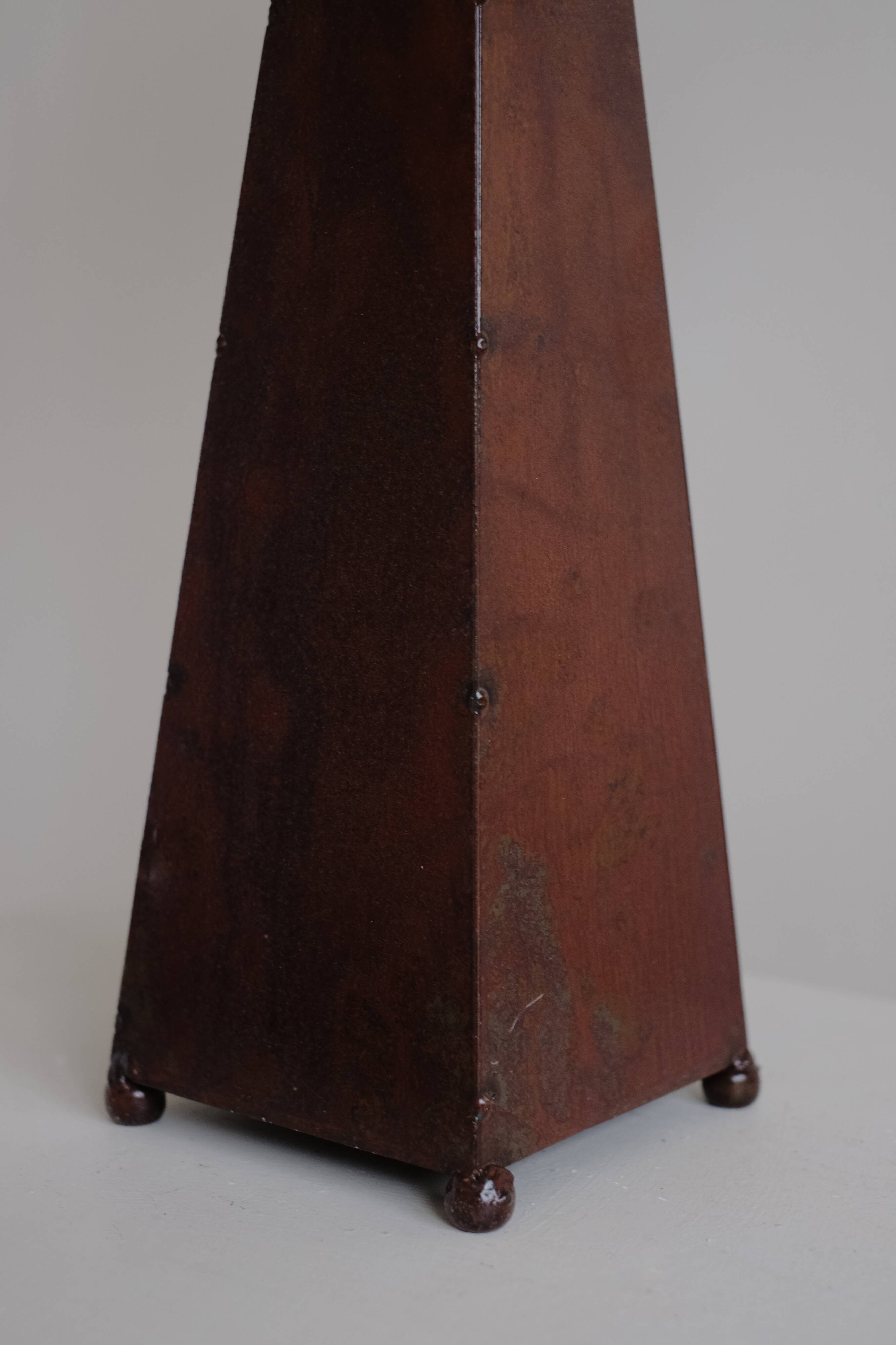 Obelisk table lamp