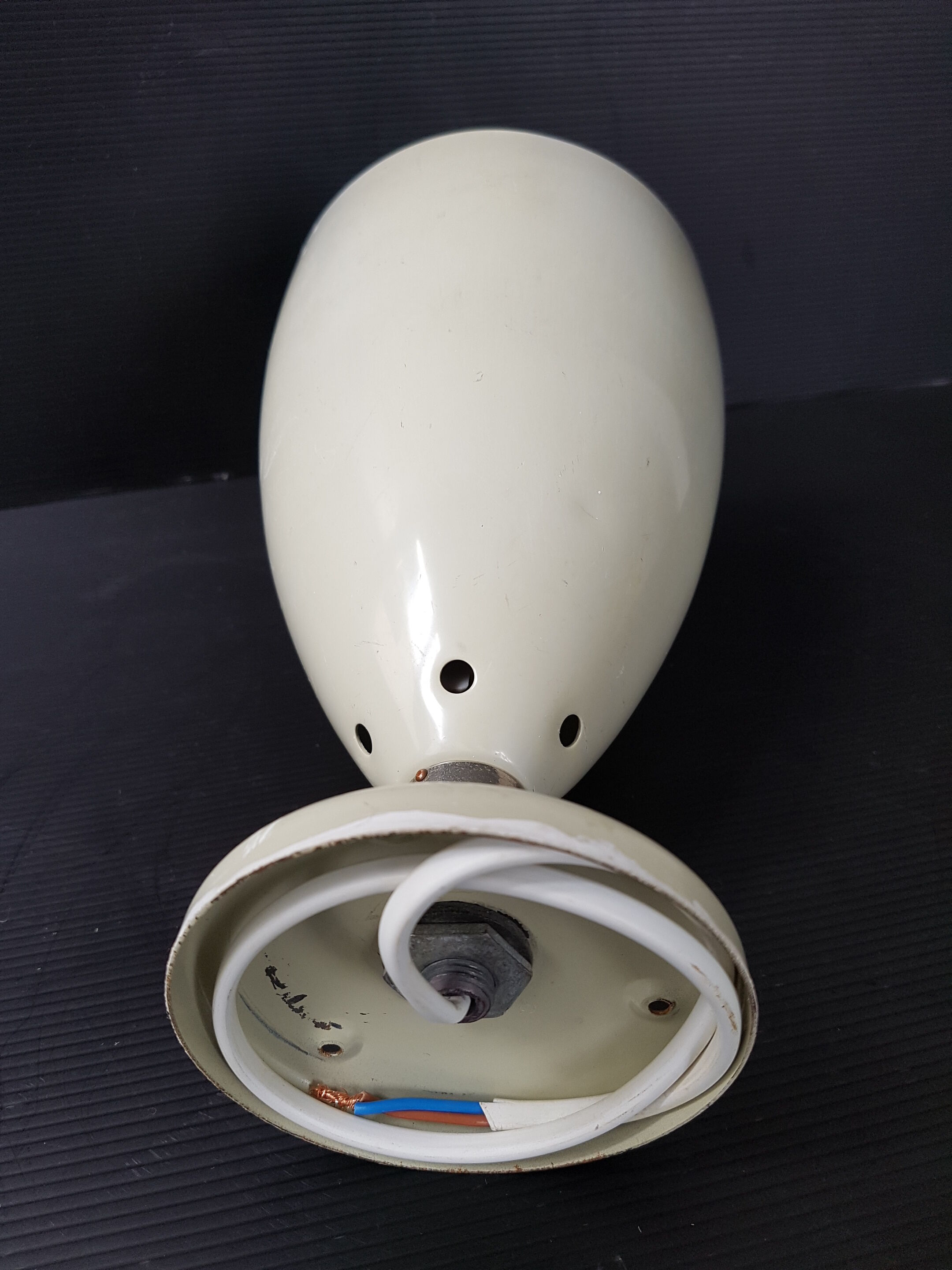 Spot 50 years beige metal