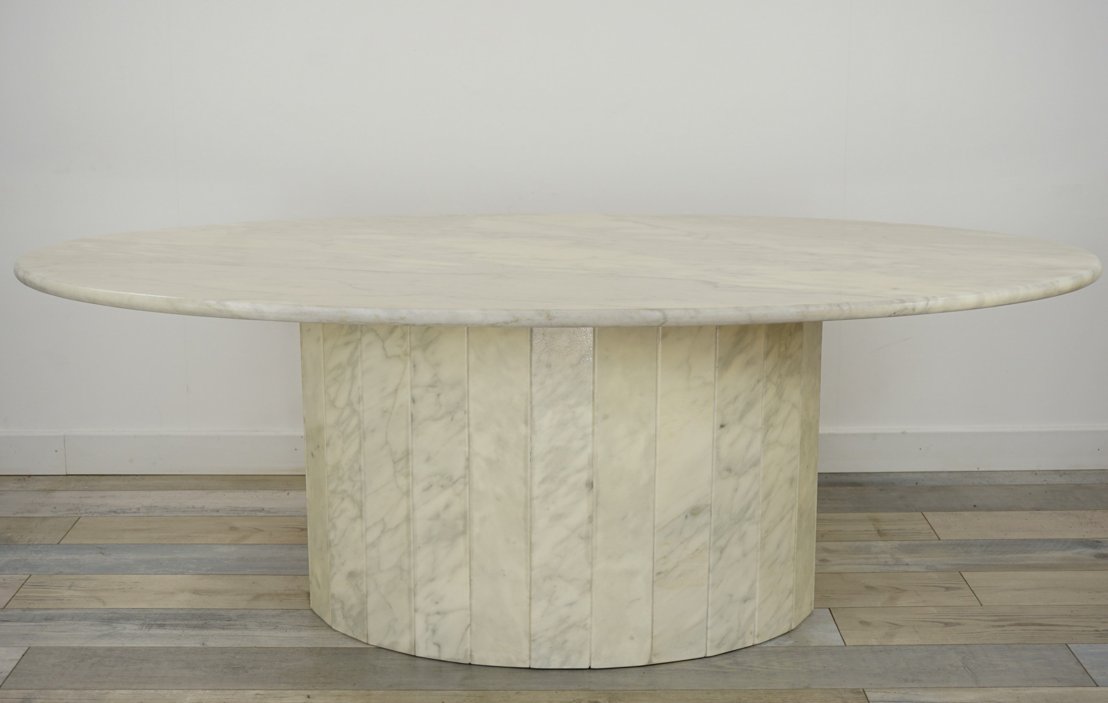Oval coffee table in Italian-designed marble from the 1970s