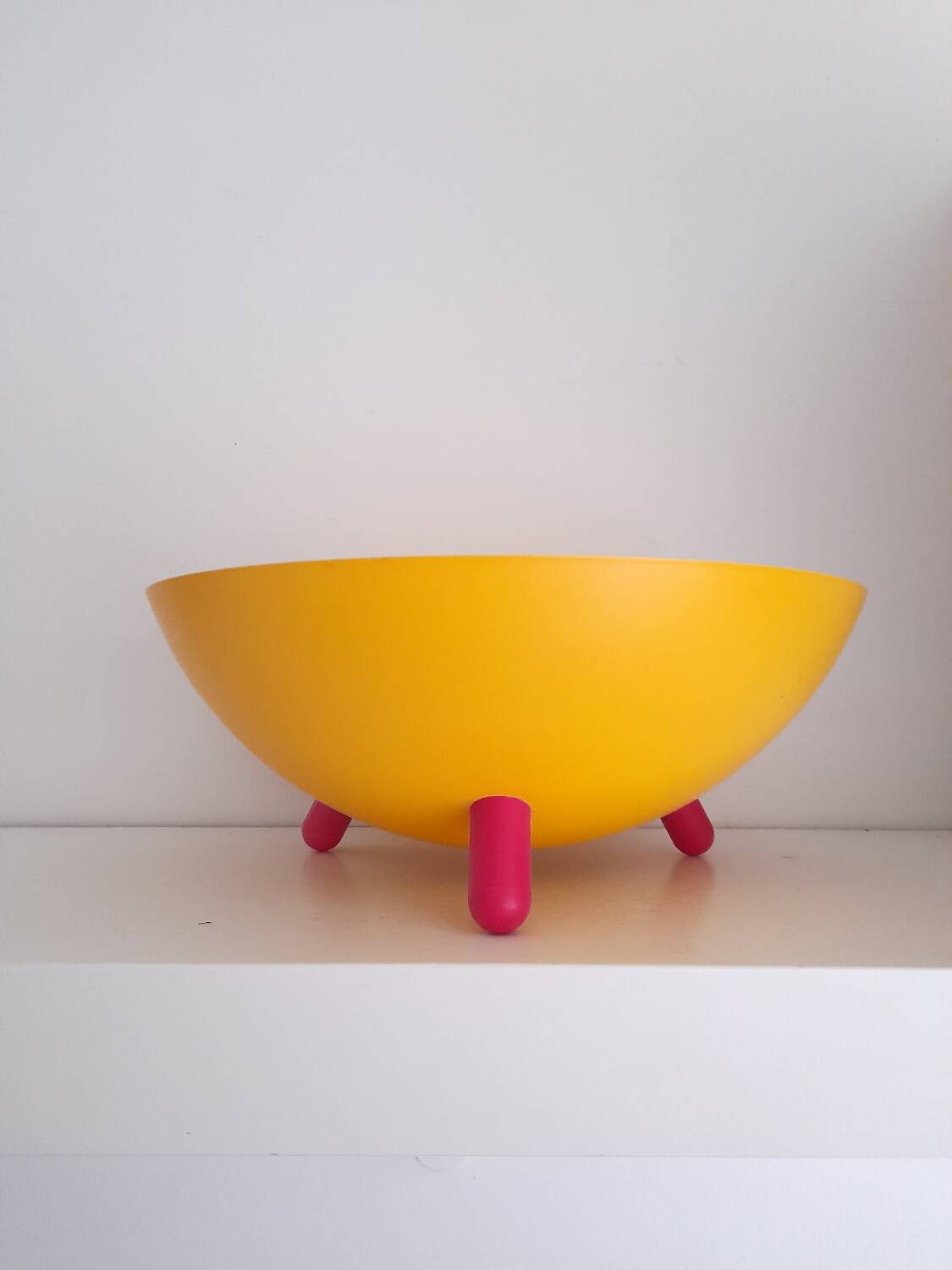 Plat tripode postmoderne Ola wihlborg pour ikea
