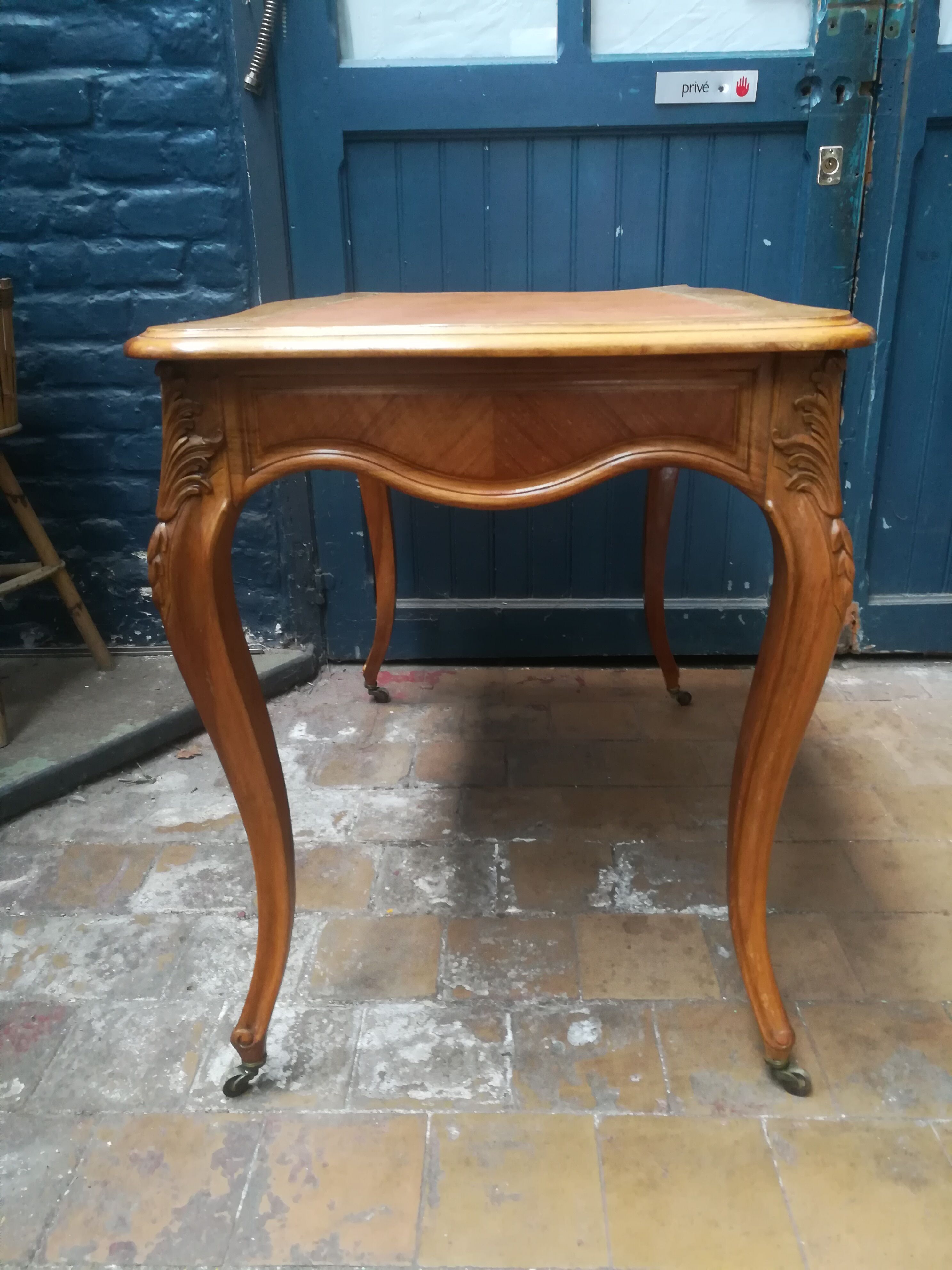 Louis XV style flat desk in walnut and leather