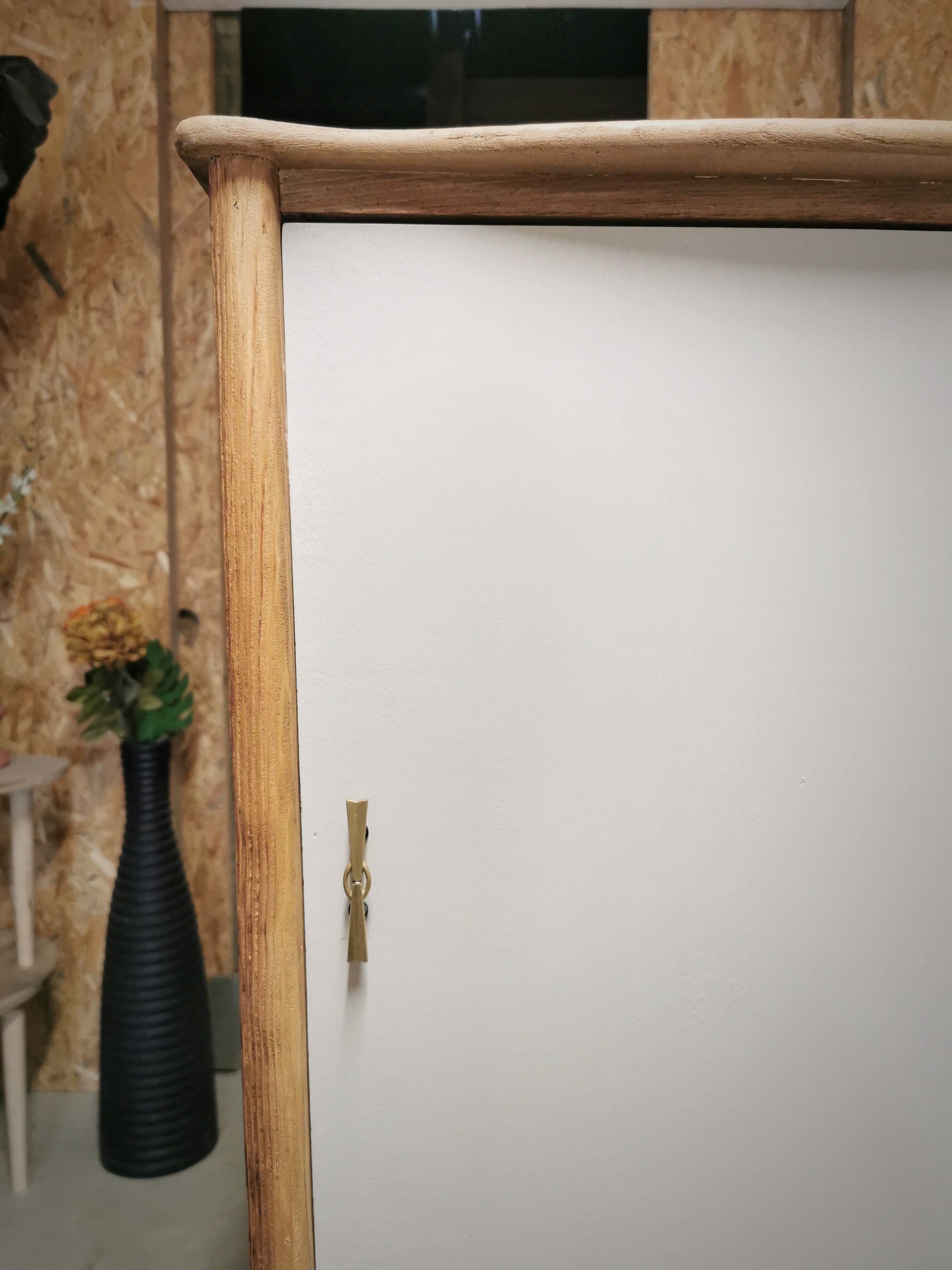 Asymmetrical compass foot cabinet