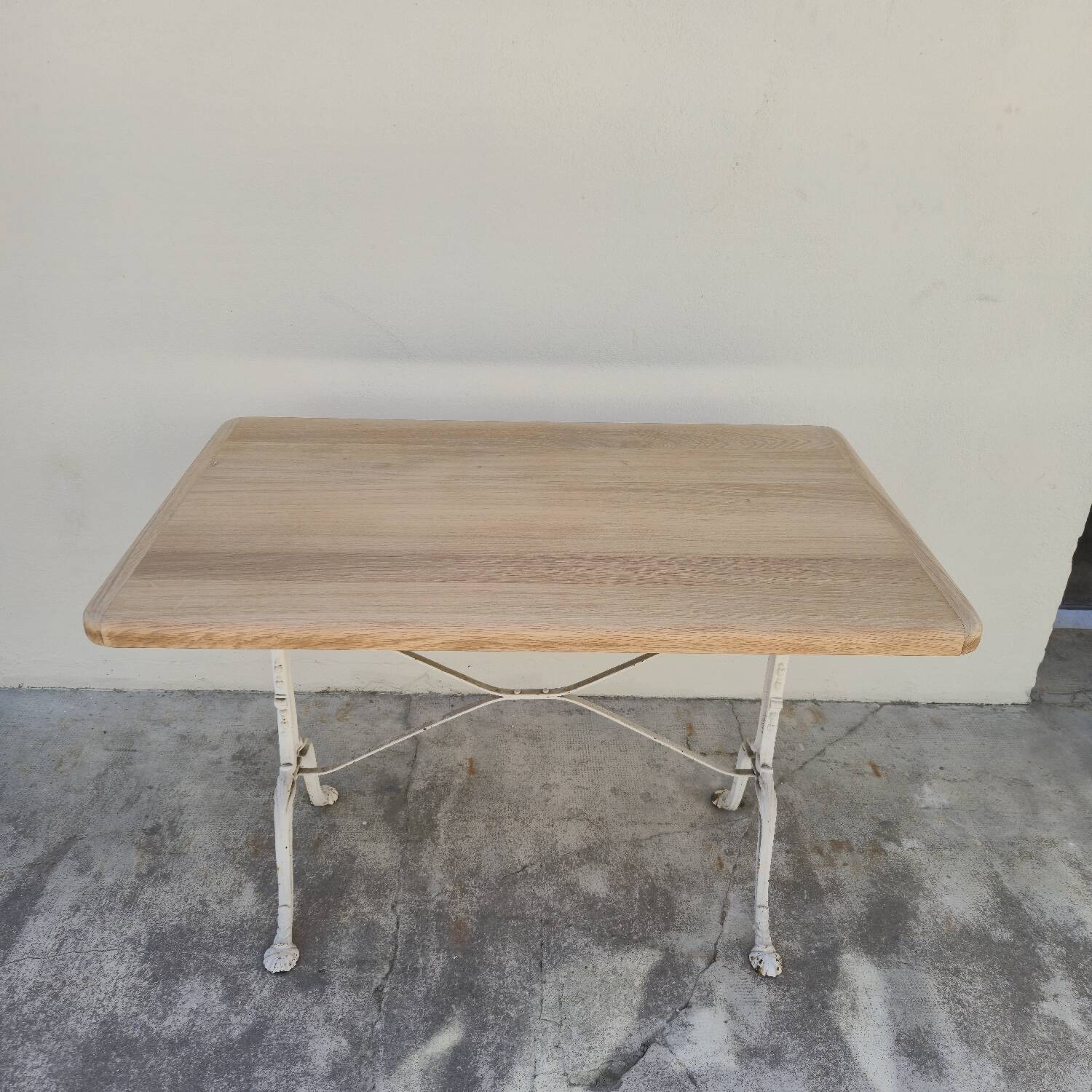 Table de bistrot ancienne en bois aérogommé et fonte