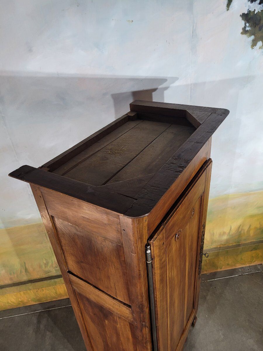 Small walnut bonnetière from the early 19th century.