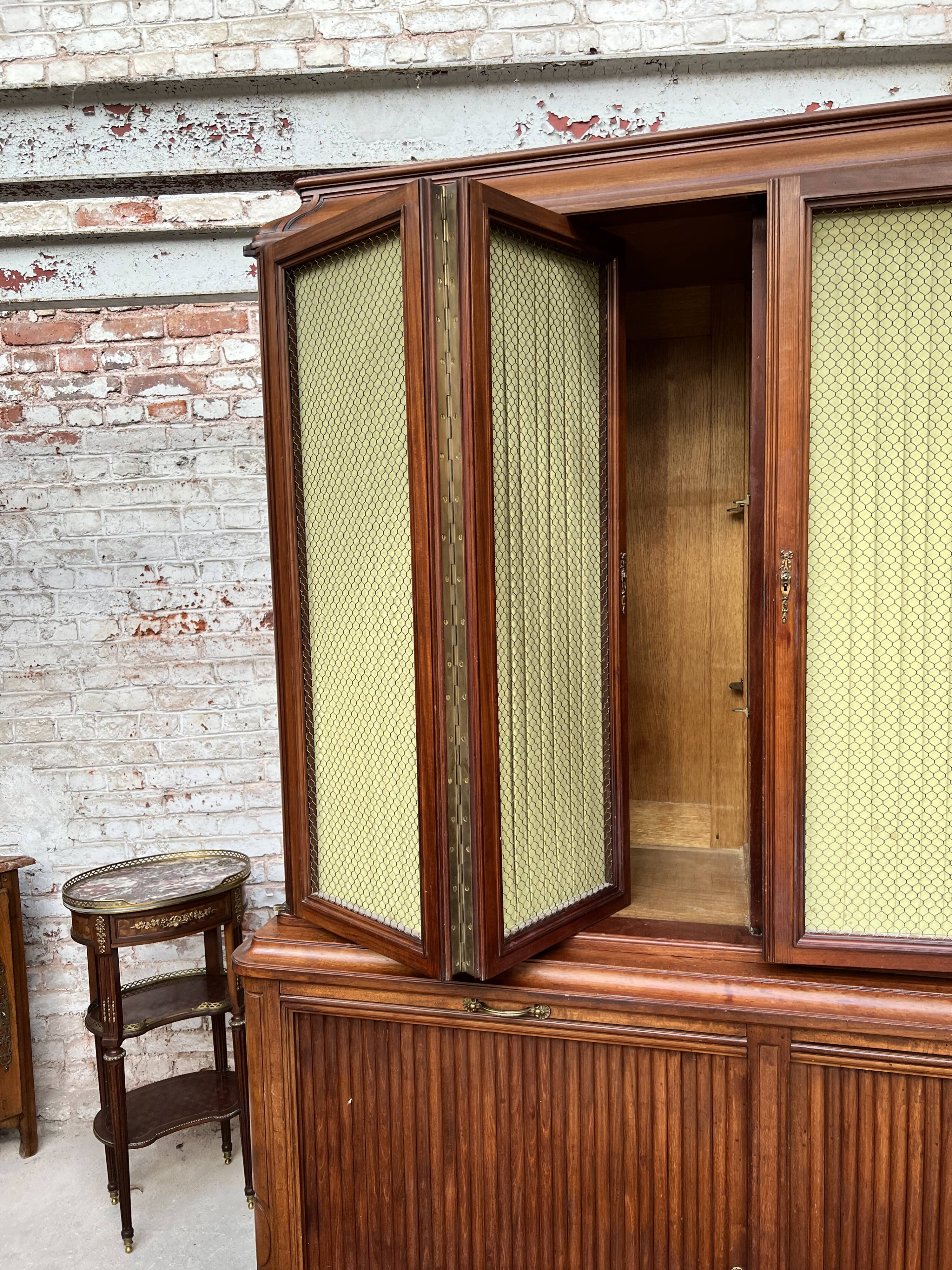 Large mahogany library in Louis XVI style stamped from the Bettenfeld House in Paris.