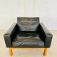 Fauteuil en cuir noir et chêne par Poul M.Volther, années 1960