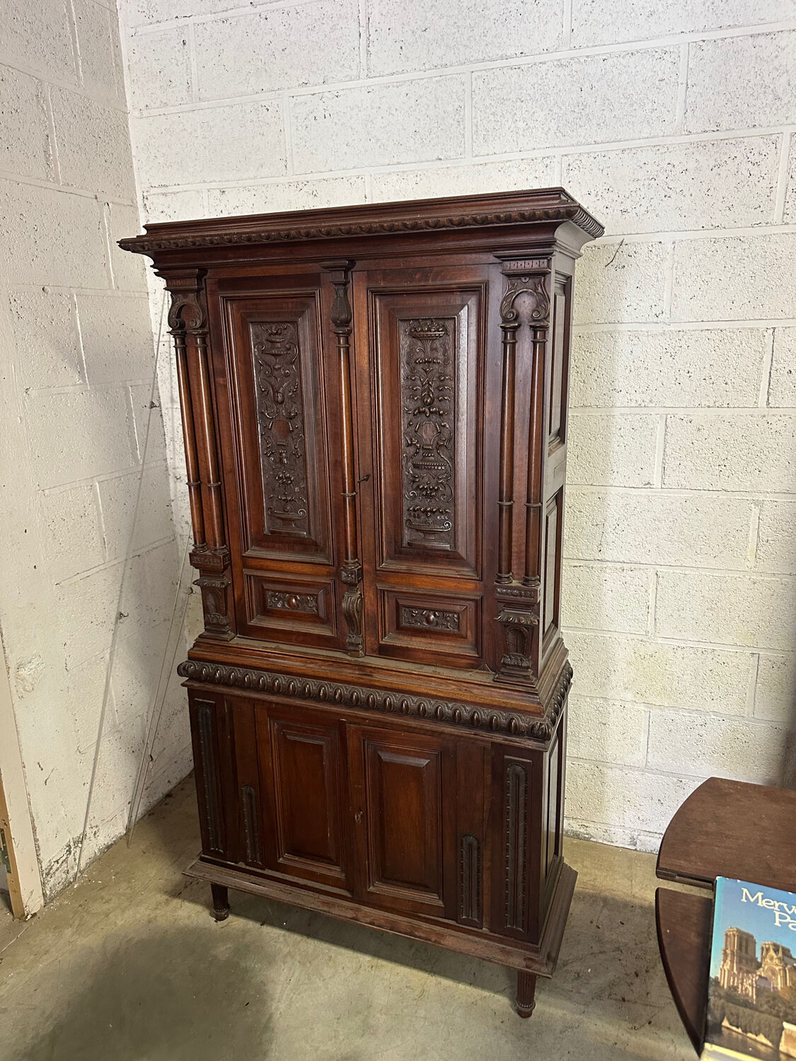 Small Renaissance-style buffet in walnut, 19th century.